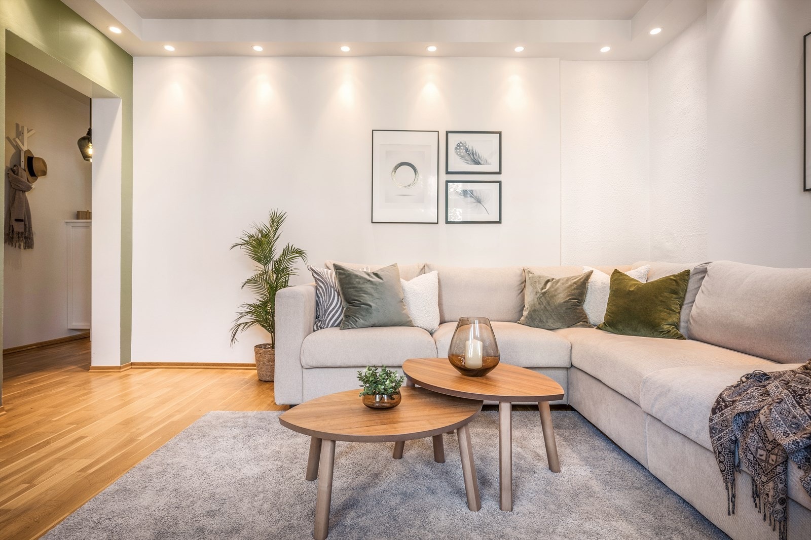 Rommet har lysmalte veggflater som harmonerer pent med en kontrastvegg, malt i en nydelig grønnfarge. Galleribilde