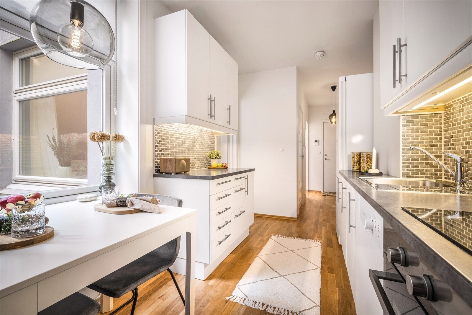 Kjøkkenet er av god størrelse og har en moderne innredning med slette, hvite fronter. Her er det godt med skap- og benkeplass. Galleribilde