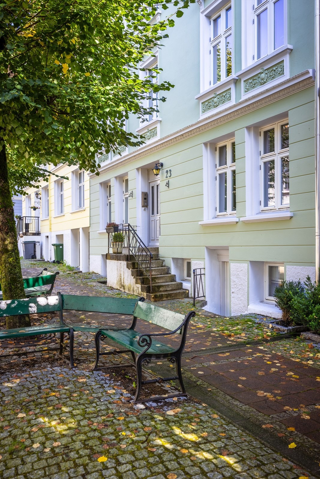 I sittegruppene utenfor leiligheten kan du slå av en prat med de hyggelige naboene - unge som eldre. Galleribilde