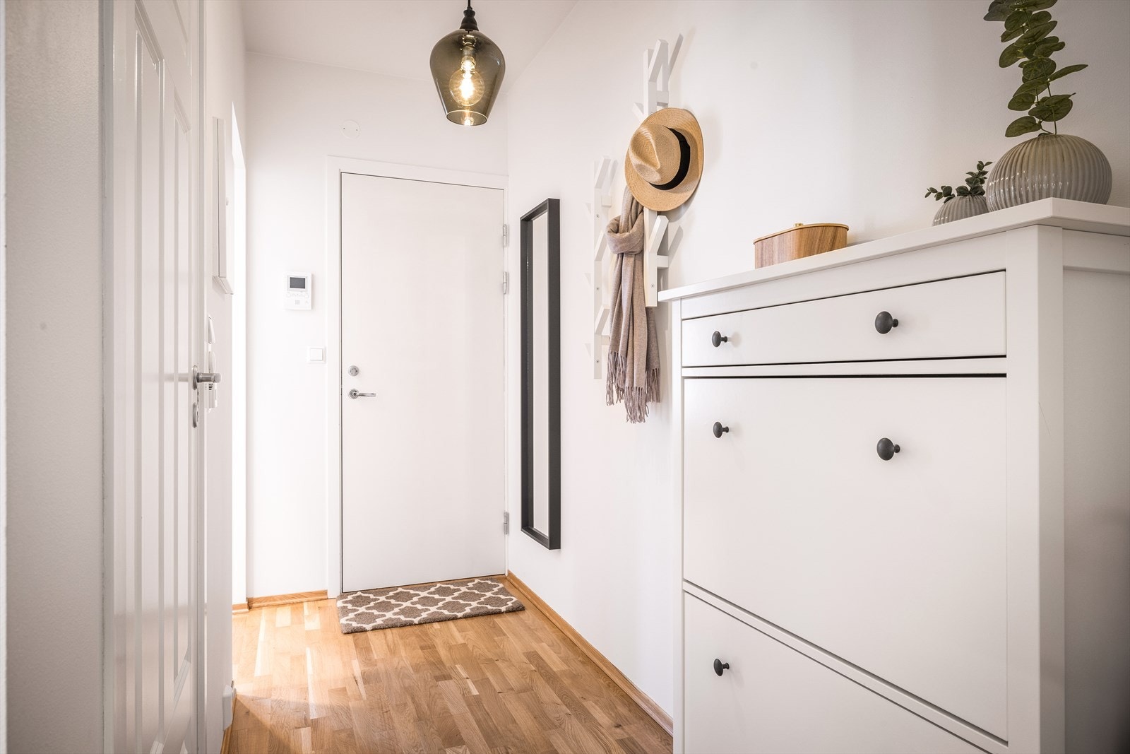 I entrèen finner du sikringsskapet og dørcallingen med kamera for å slippe inn gjester. Galleribilde