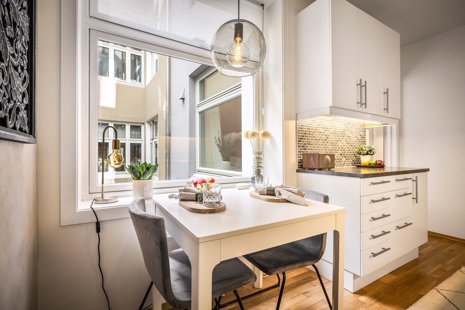 Det store vinduet er todelt for valgfri luftemulighet. Rullgardinen gir solskjerming, samtidig som lyset i rommet ivaretas. Galleribilde