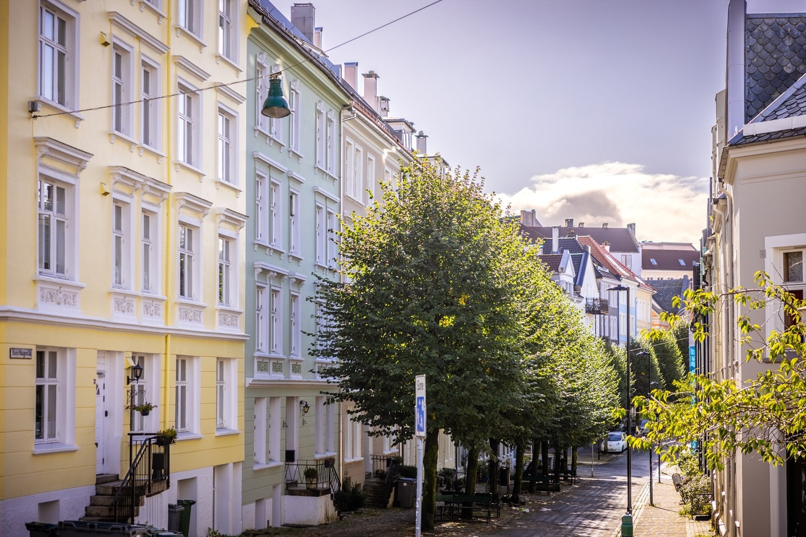 Leiligheten er attraktivt beliggende i en bilfri gate, omgitt av pastellfargede bygninger i et av Sandvikens mest populære boligområder. Galleribilde