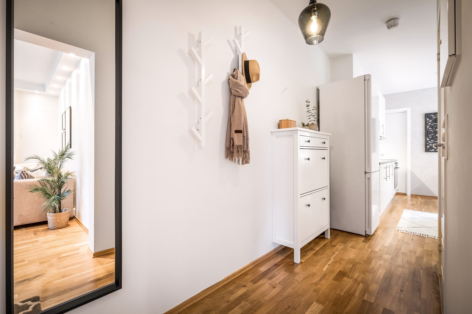 Entréen er lys og trivelig med plass til å sette fra seg sko og henge yttertøy i ønsket oppbevaringsmøblement. Galleribilde