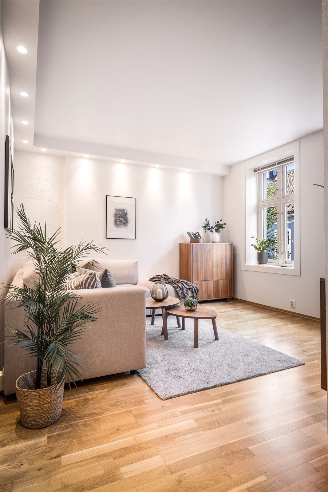 Stuen lar seg enkelt innrede med både sofagruppe og tv-møbler. Borettslaget har installert fiber og har avtale med leverandør av tv-tjenester. Galleribilde