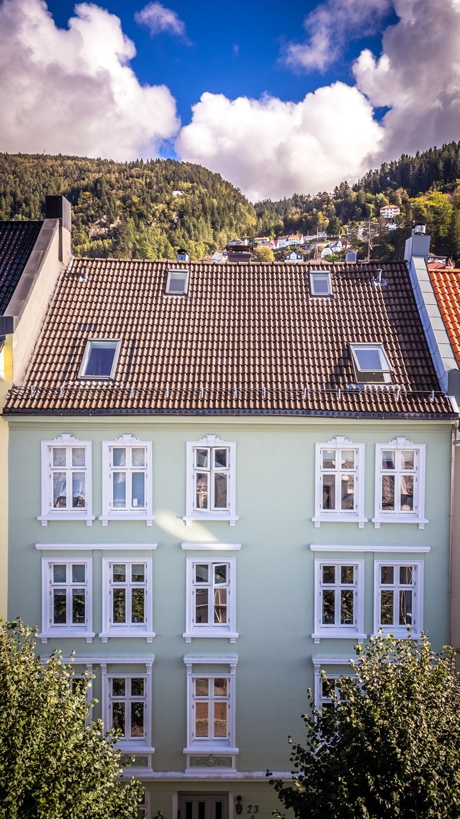 Borettslaget gjennomførte i 2018 takfornying av yttertaket (rengjøring og behandling av takstein), samt malte fasader og utbedret sprekker og murpuss. Galleribilde