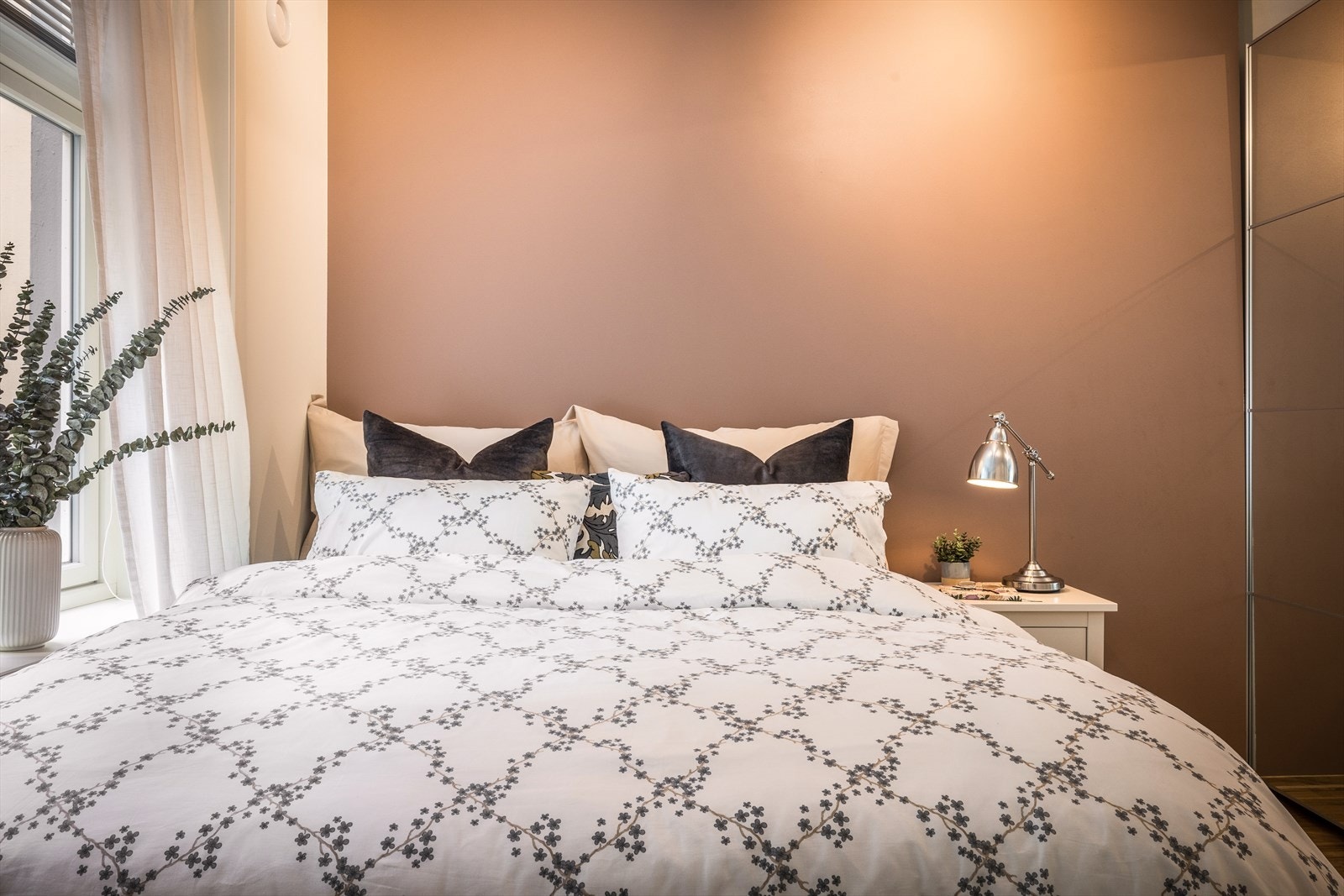 Soverommet er på ca. 9 kvm og har plass til en større dobbeltseng og nattbord. Galleribilde