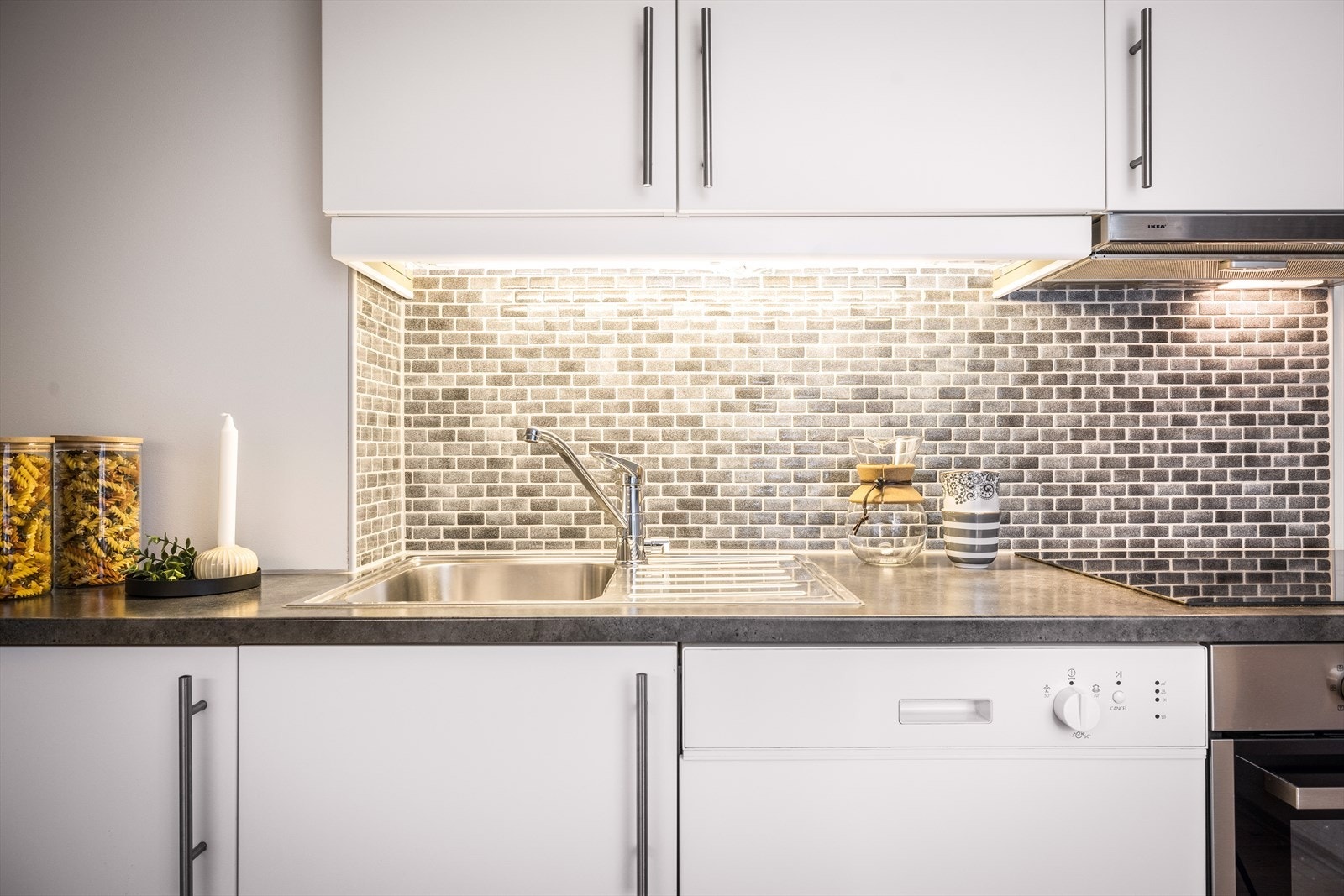 I 2021 ble det installert ny integrert koketopp, stekeovn og komfyrvakt. Det er opplegg for oppvaskmaskin. Galleribilde