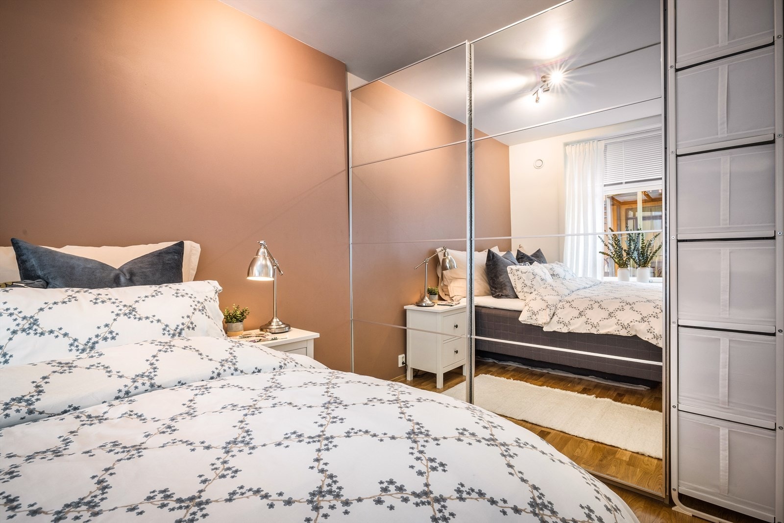 En stor skyvedørsgarderobe med speilfronter, samt sidehylle sørger for praktisk oppbevaring av klær og sko. Galleribilde