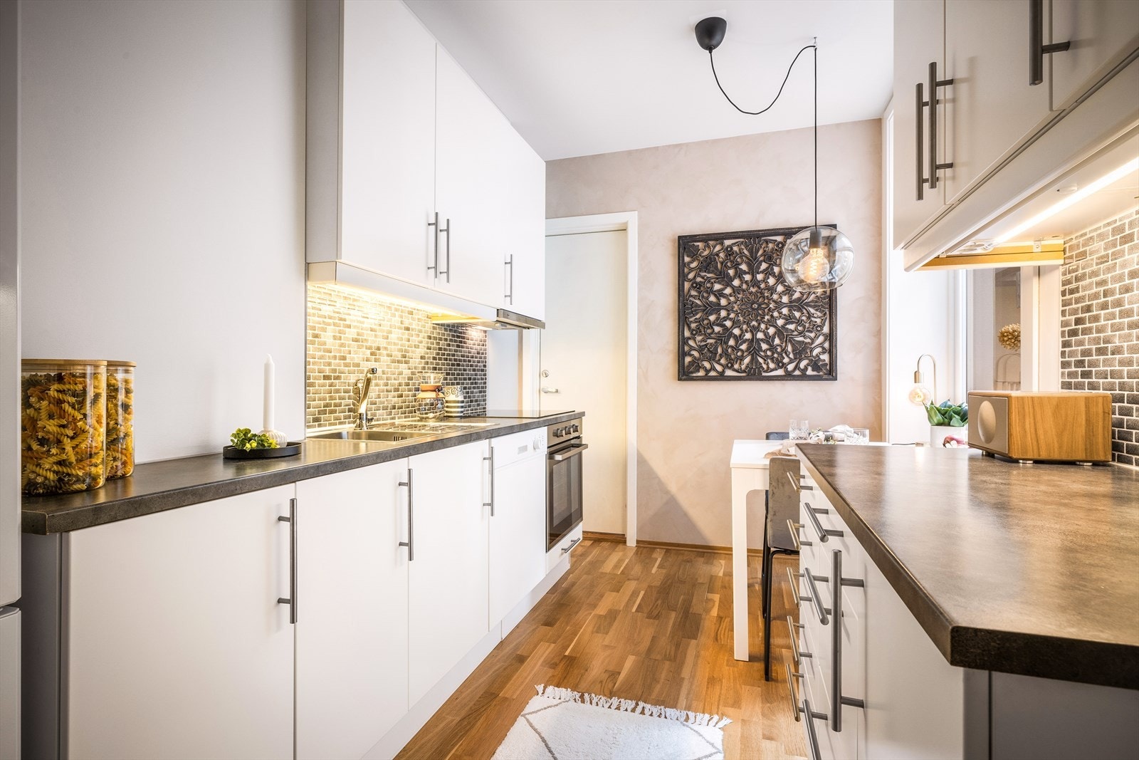 Alle rommene i leiligheten har parkettgulv, med unntak av badet som er flislagt. Galleribilde