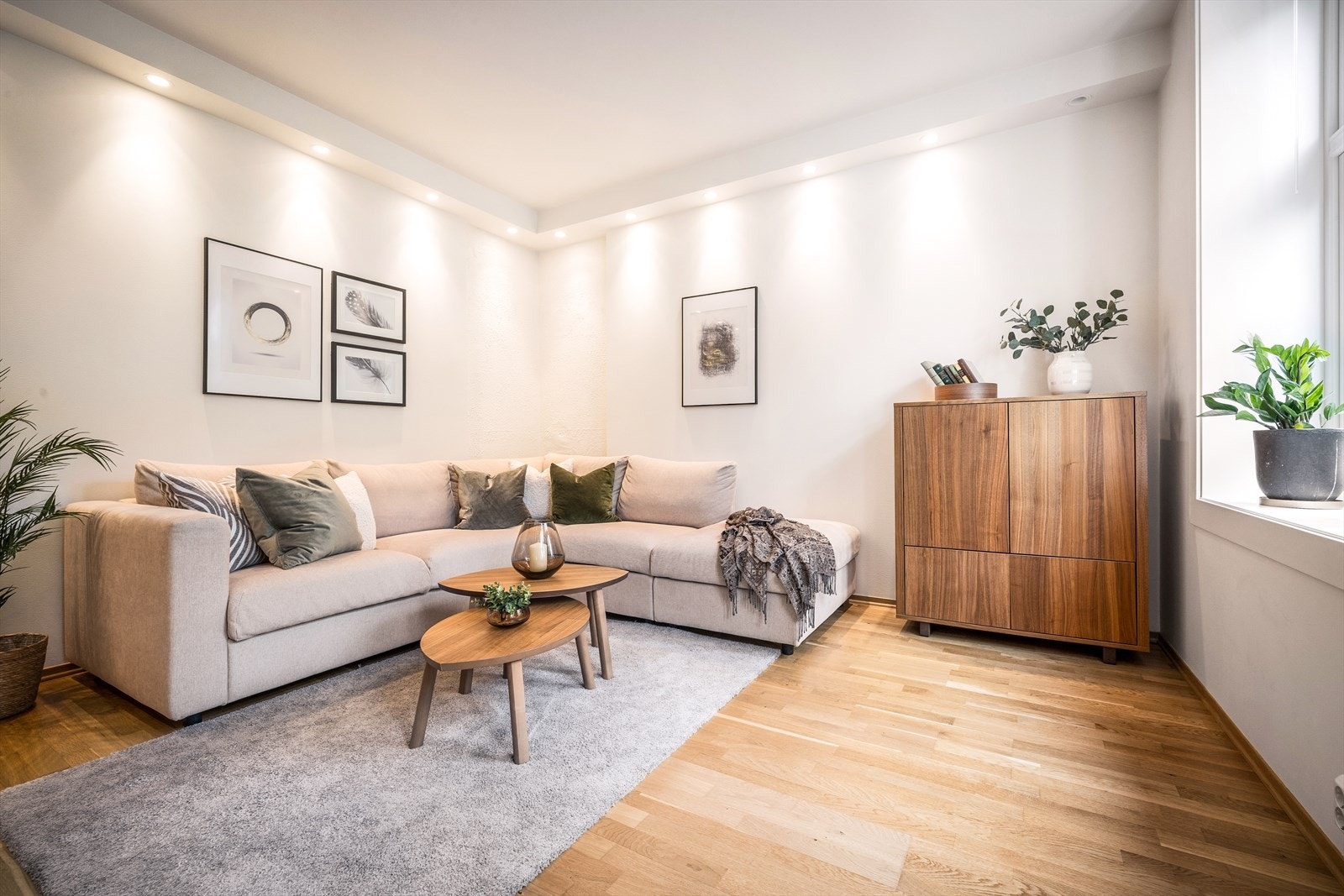 Leilighetens stue er lys og luftig med godt naturlig lysinnfall fra de store vindusflatene. Galleribilde