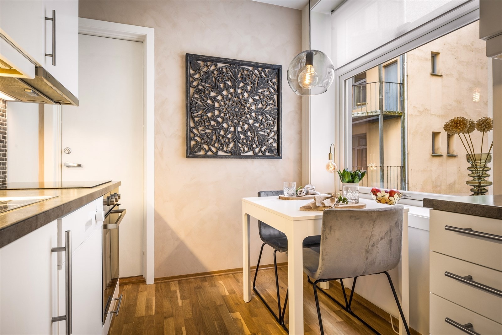 Spisebordet har sin naturlige plass foran vinduet. Døren fører ut til baktrappen og ned til kjelleren og bakgården. Galleribilde