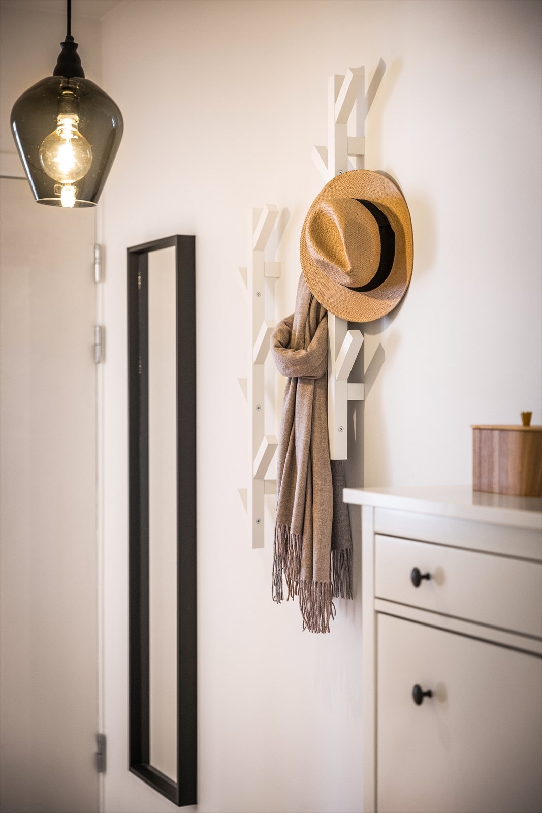 Det er også god plass til speil og knaggrekke i gangen. Galleribilde