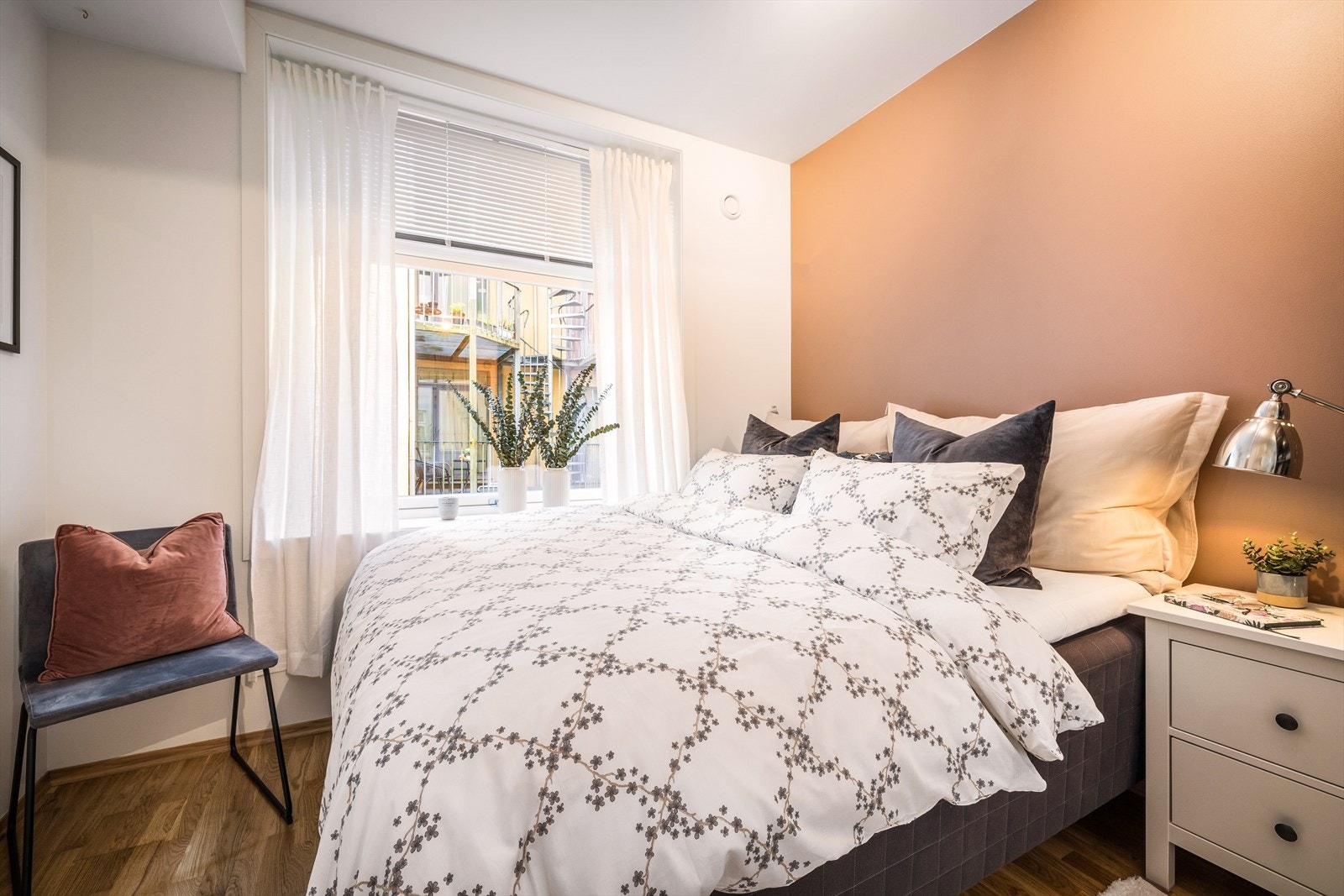 Også soverommet har todelt vindu. Her er det persienne som både gir solskjerming og hindrer innsyn. Galleribilde