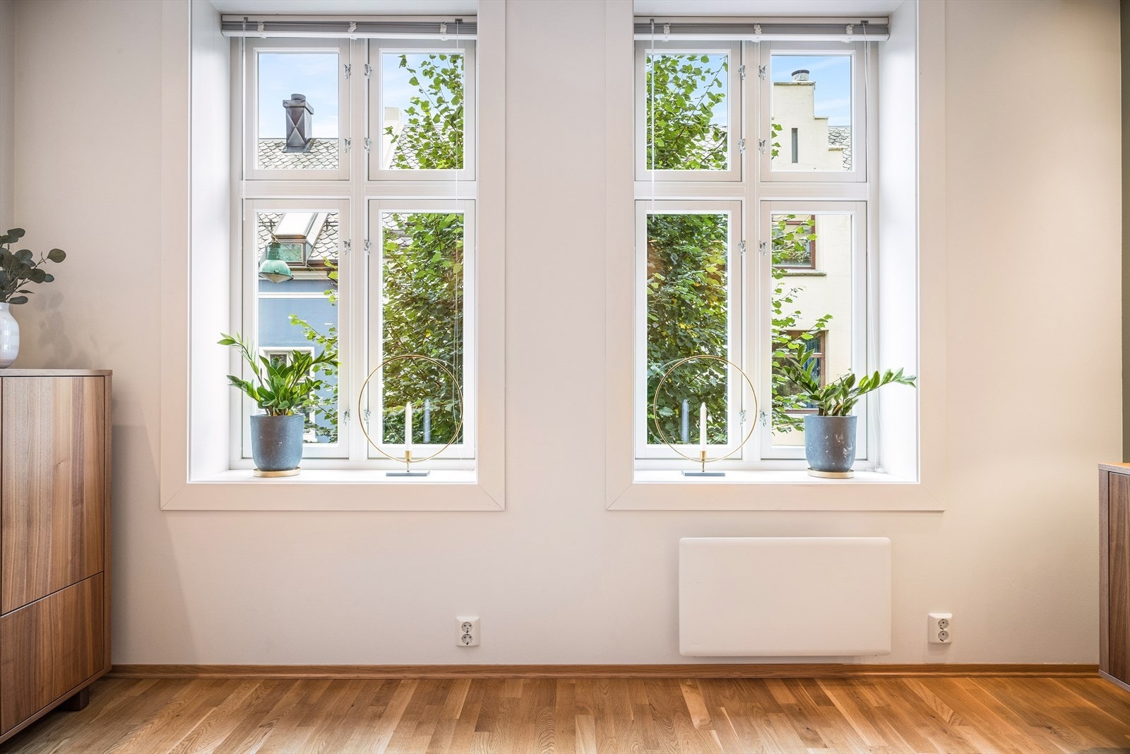 Vinduene i leiligheten er fra 2018 og har dype vinduskarmer. I stuen er det montert persienner for solskjerming. Galleribilde