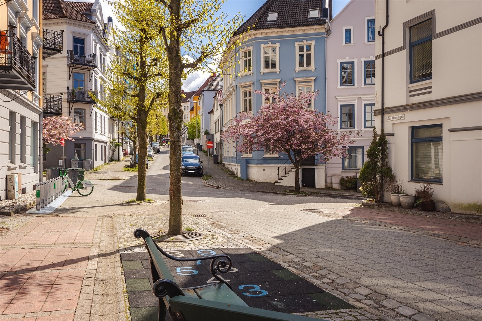 Fra Sandviken er det kort vei til alle byfasiliteter og de fleste studieinstitusjoner. Bussholdeplassene ligger tett på - så bil er ikke nødvendig. Galleribilde