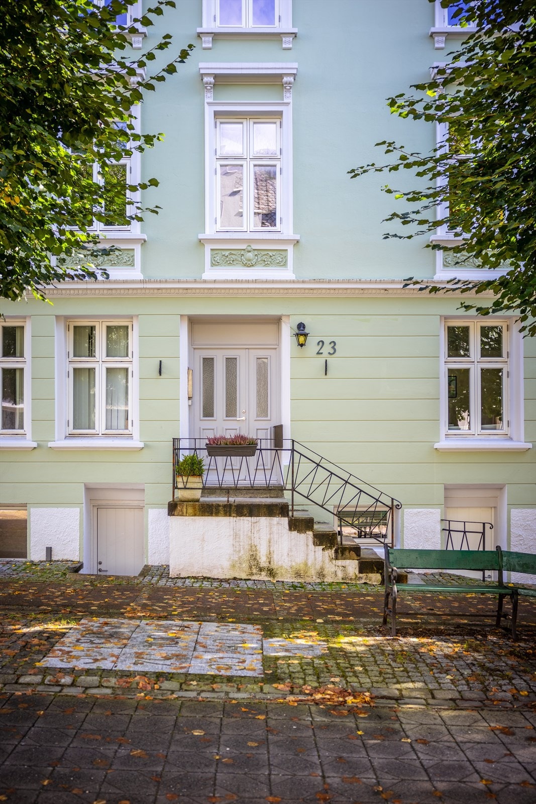 Bygården skiller seg ut med sin nydelige farge, samt velbevarte detaljer og originale utsmykning. Galleribilde