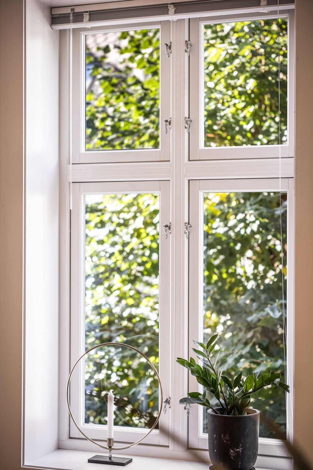 Trærne utenfor skjermer for innsyn og lar deg følge årstidenes gang fra din egen stue. Galleribilde