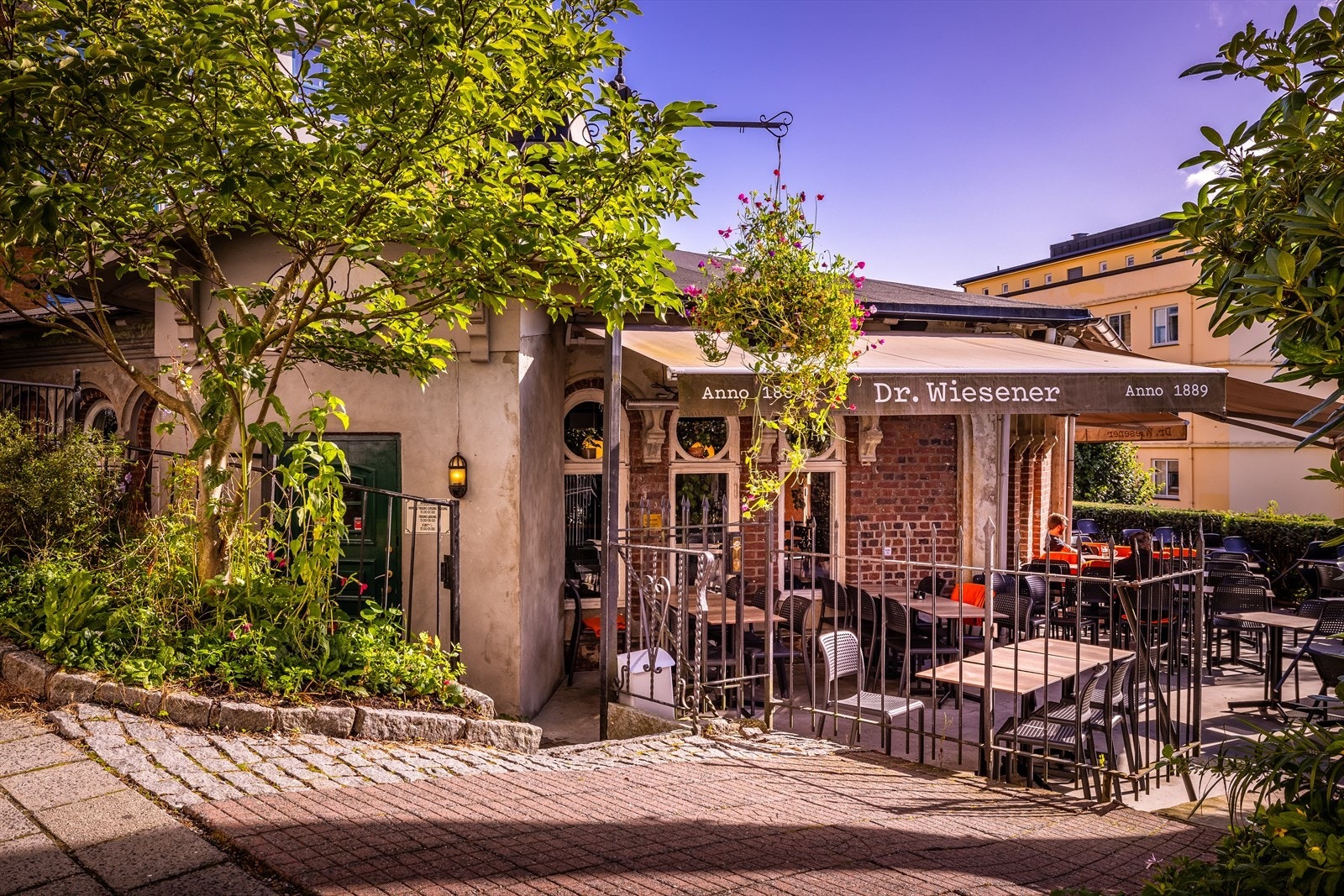 I gaten nedenfor ligger Dr. Wiesener som er en populær nabolagspub. I forlengelse av denne ligger Festningen og Koengen hvor det arrangeres bla. konserter og festivaler. Galleribilde