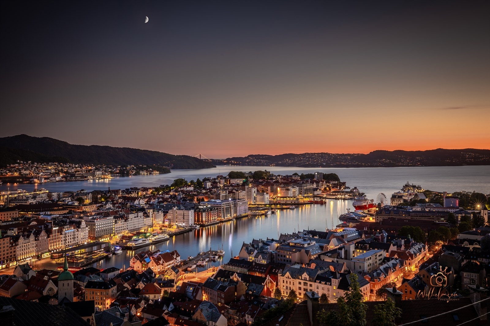 Bergen er en vakker by med historiske bygninger, Vågen og Puddefjorden. Legg gjerne kveldsturen til Byfjellene og nyt den nydelige utsikten utover sentrum! Galleribilde