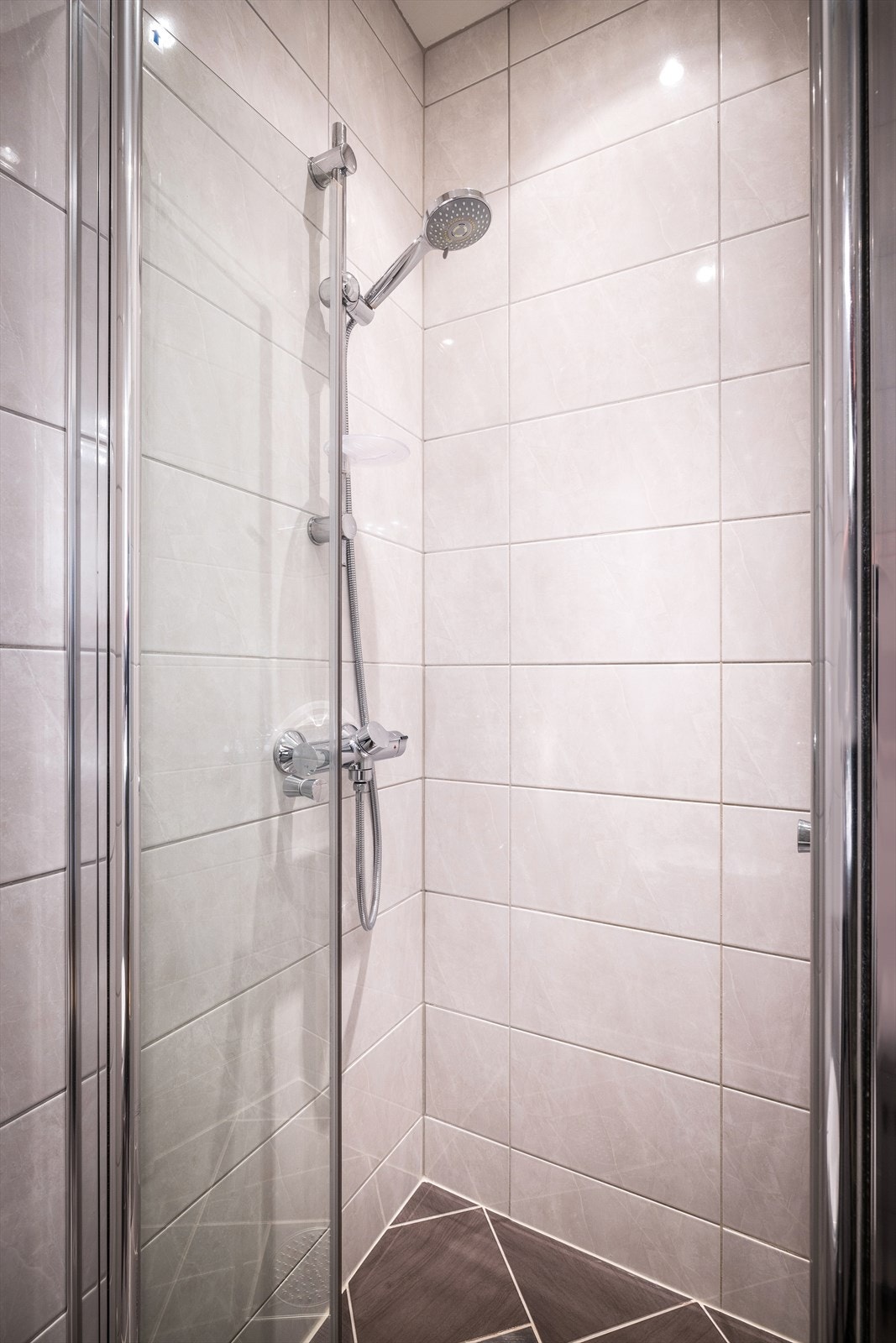 Videre har badet har downlights i taket og varmekabler i gulvet. Termostaten til varmekablene ble byttet i 2019. Galleribilde