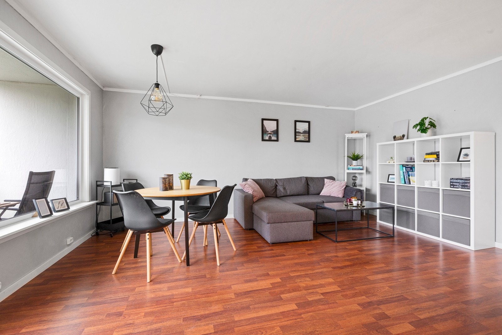 Fin plass til spisebord og salong Galleribilde