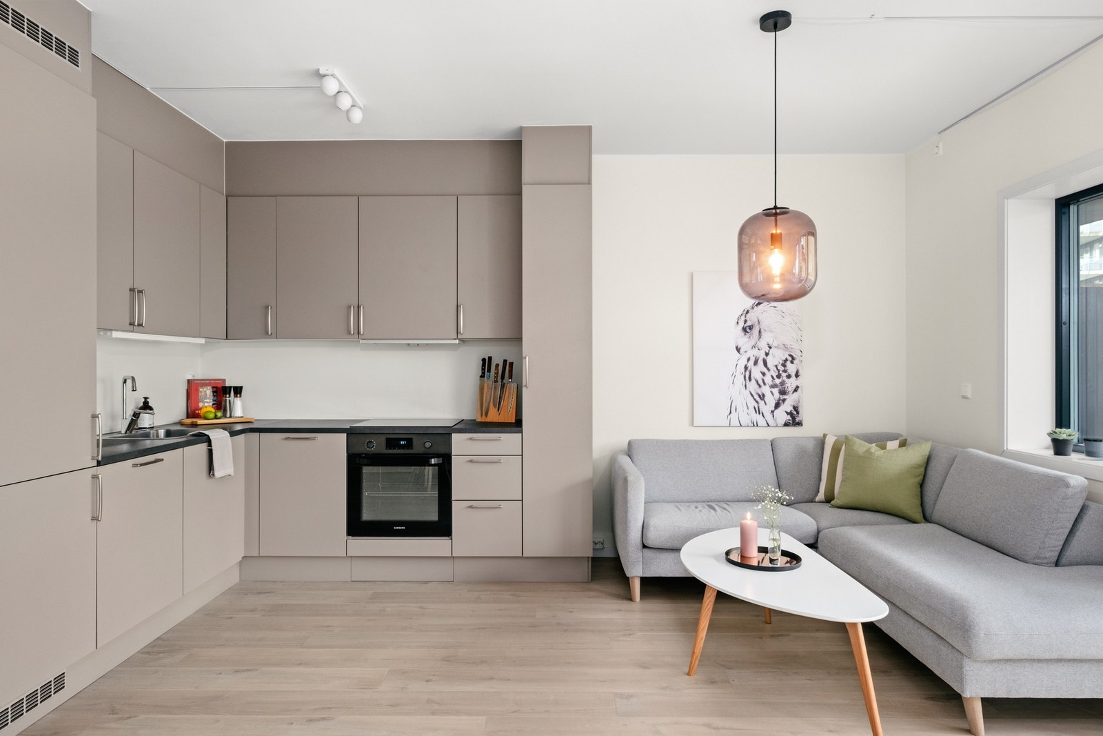 Boligen er stilren og er malt tidsriktige fargetoner og 1- stavs parkett på alle gulv Galleribilde