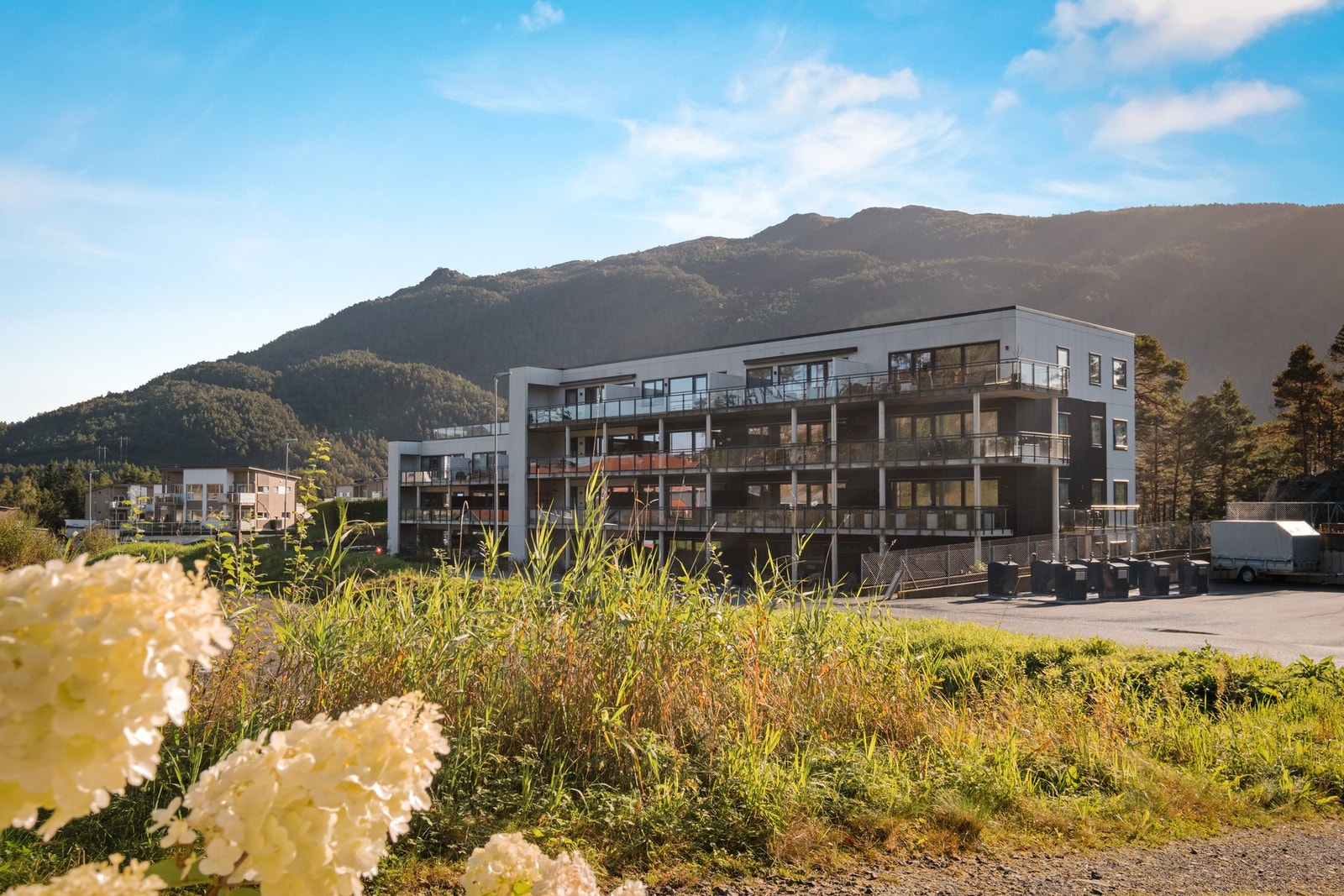 Bygget ble oppført i 2021 som betyr at byggarantiet gjelder fortsatt! Bygget har moderne og svært gode kvaliteter Galleribilde