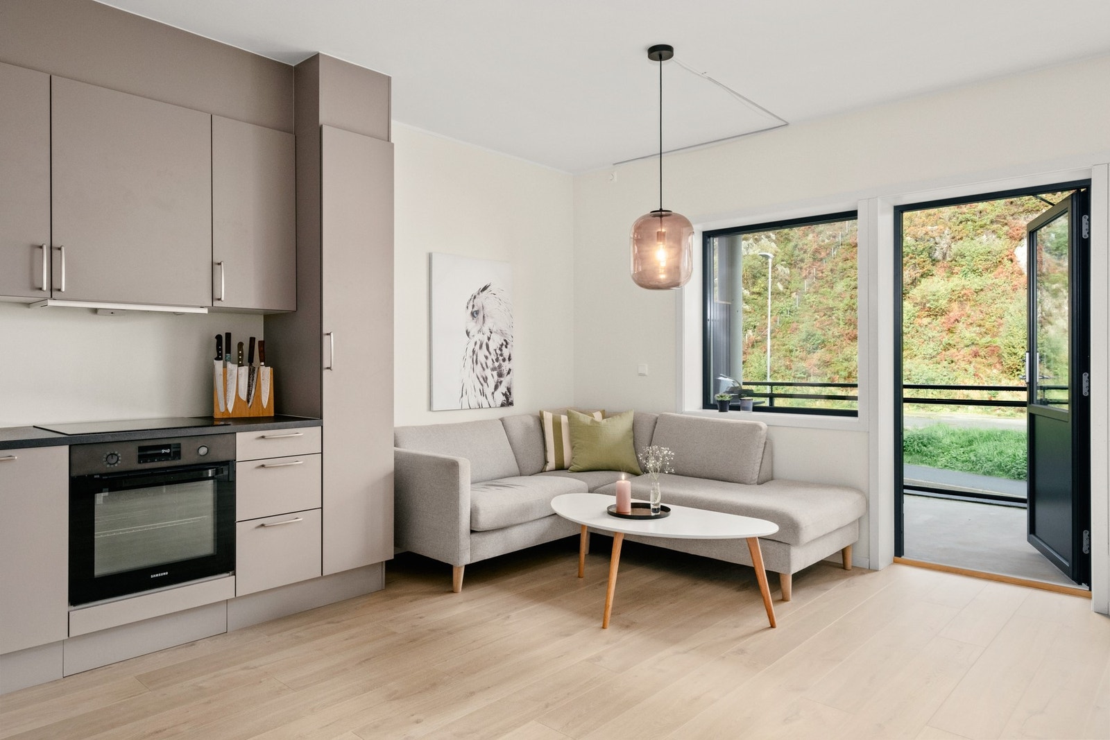 Stuen er luftig og moderne, med en lys og luftig atmosfære som innbyr til både avslapning og sosialt samvær Galleribilde