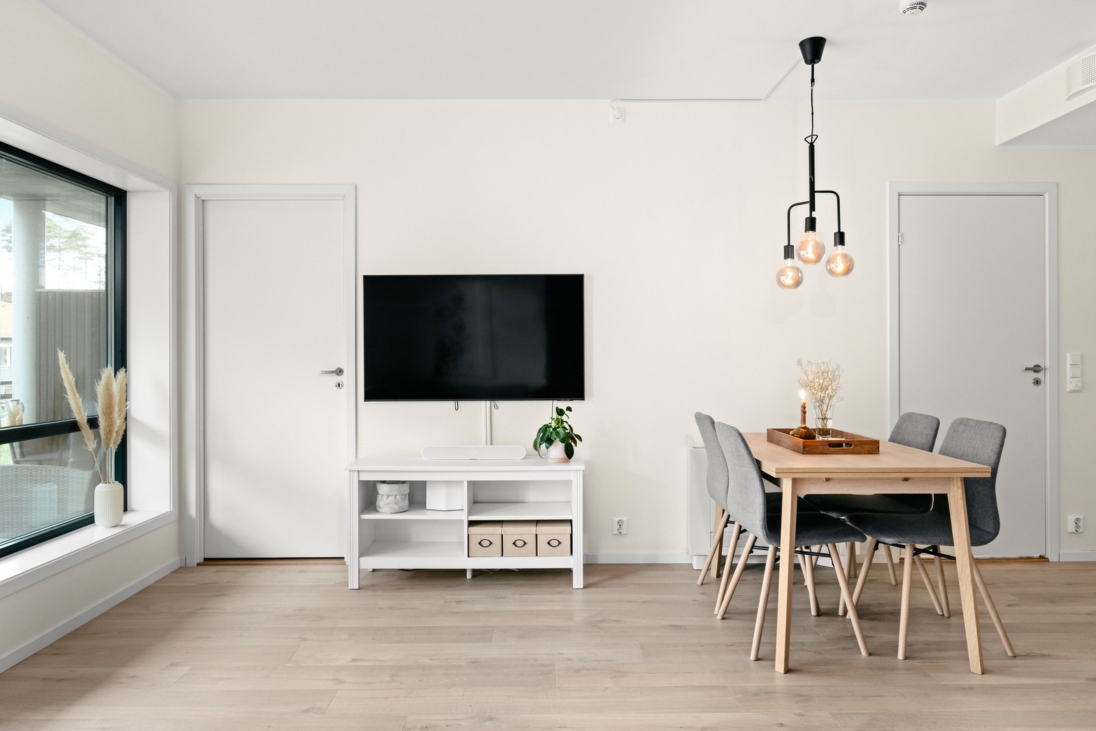 Bak TV-en er det en lettvegg som enkelt kan rives, noe som gir deg muligheten til å utvide stuen og skape enda mer plass. - Praktisk, ikke sant? Galleribilde