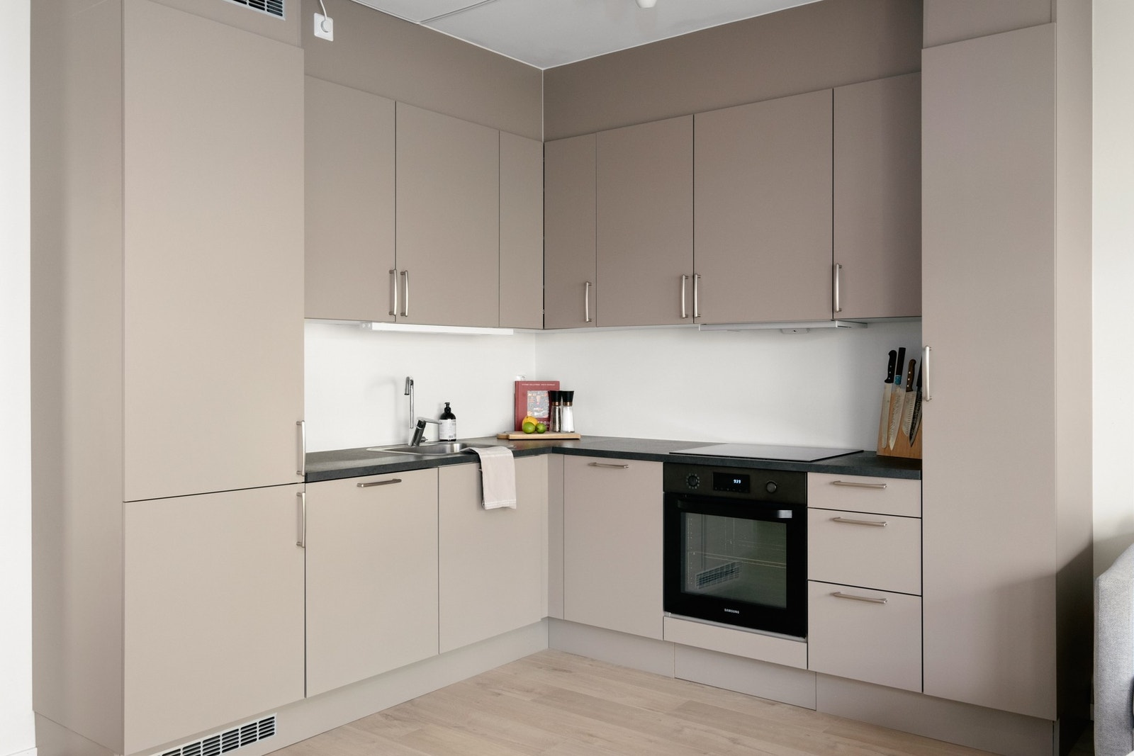 Av integrerte hvitevarer er det stekeovn, steketopp, oppvaskmaskin og kjøleskap/frys Galleribilde