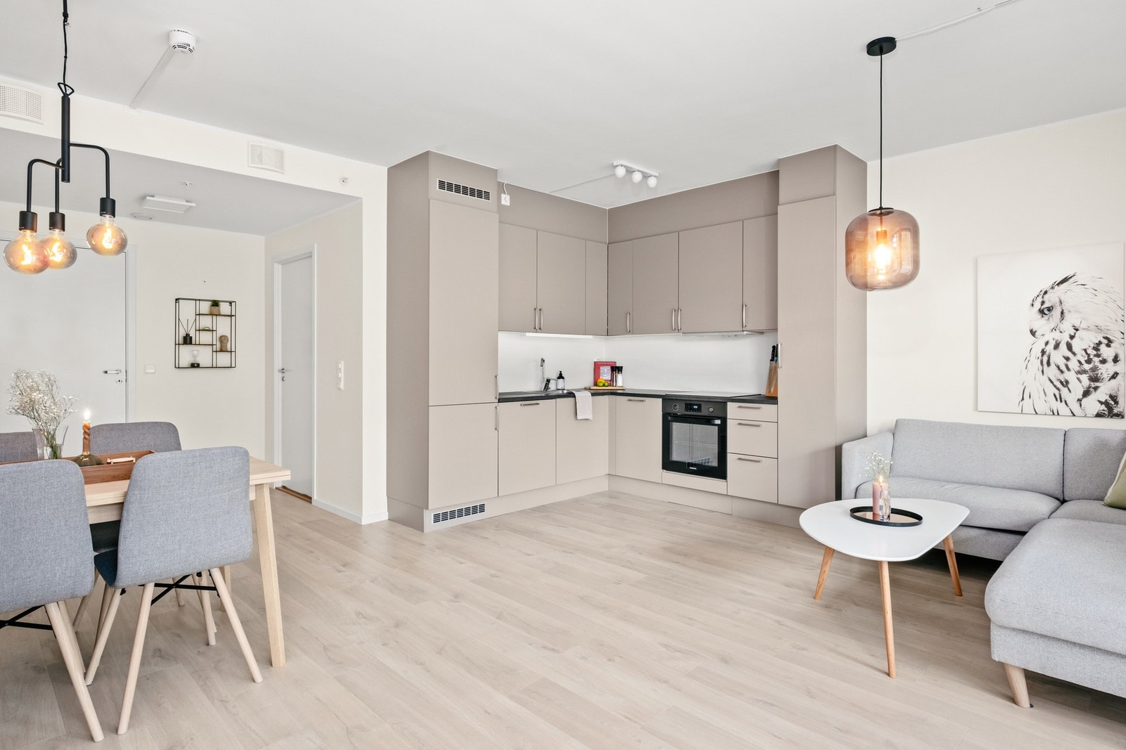 Den gode planløsningen gjør det mulig til å innrede med koselig spisebord og sofakrok Galleribilde