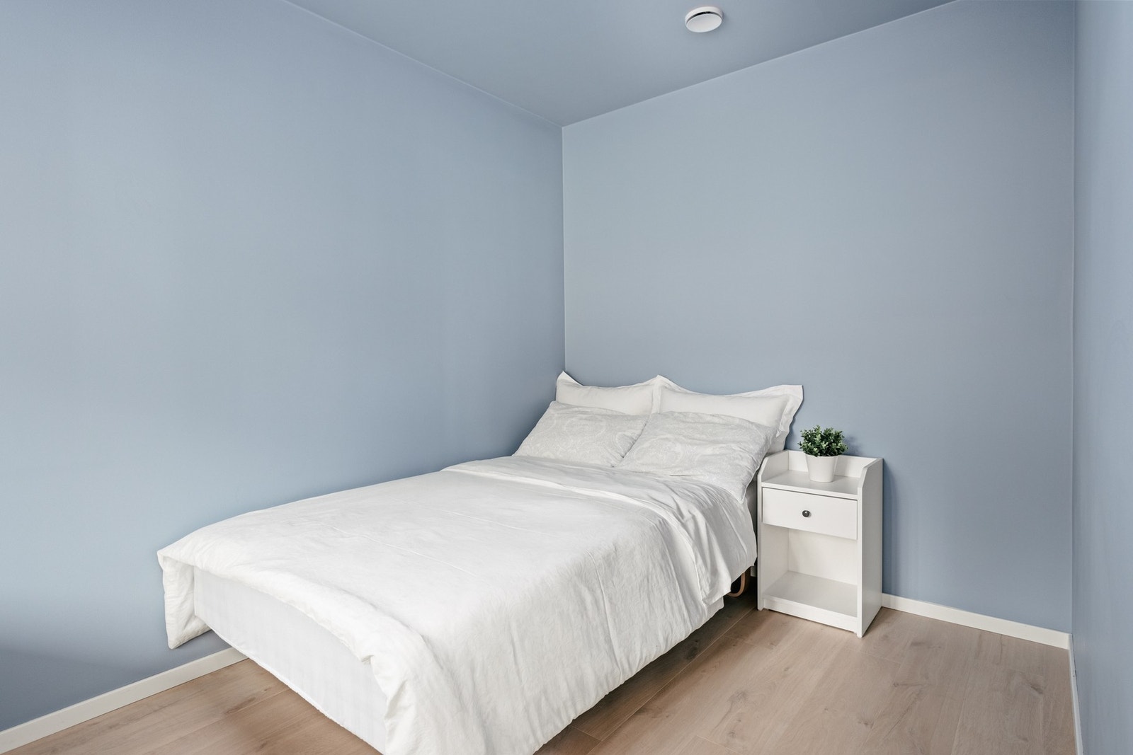 Det siste soverommet i boligen er like generøst i størrelse som de andre, og gir deg muligheten til å innrede med møbler etter eget ønske Galleribilde