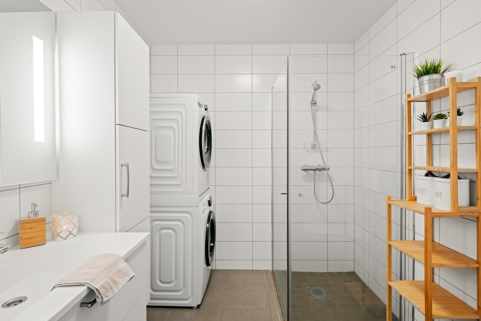 Fin helfliset baderom med opplegg for vaskemaskin og tørketrommel Galleribilde