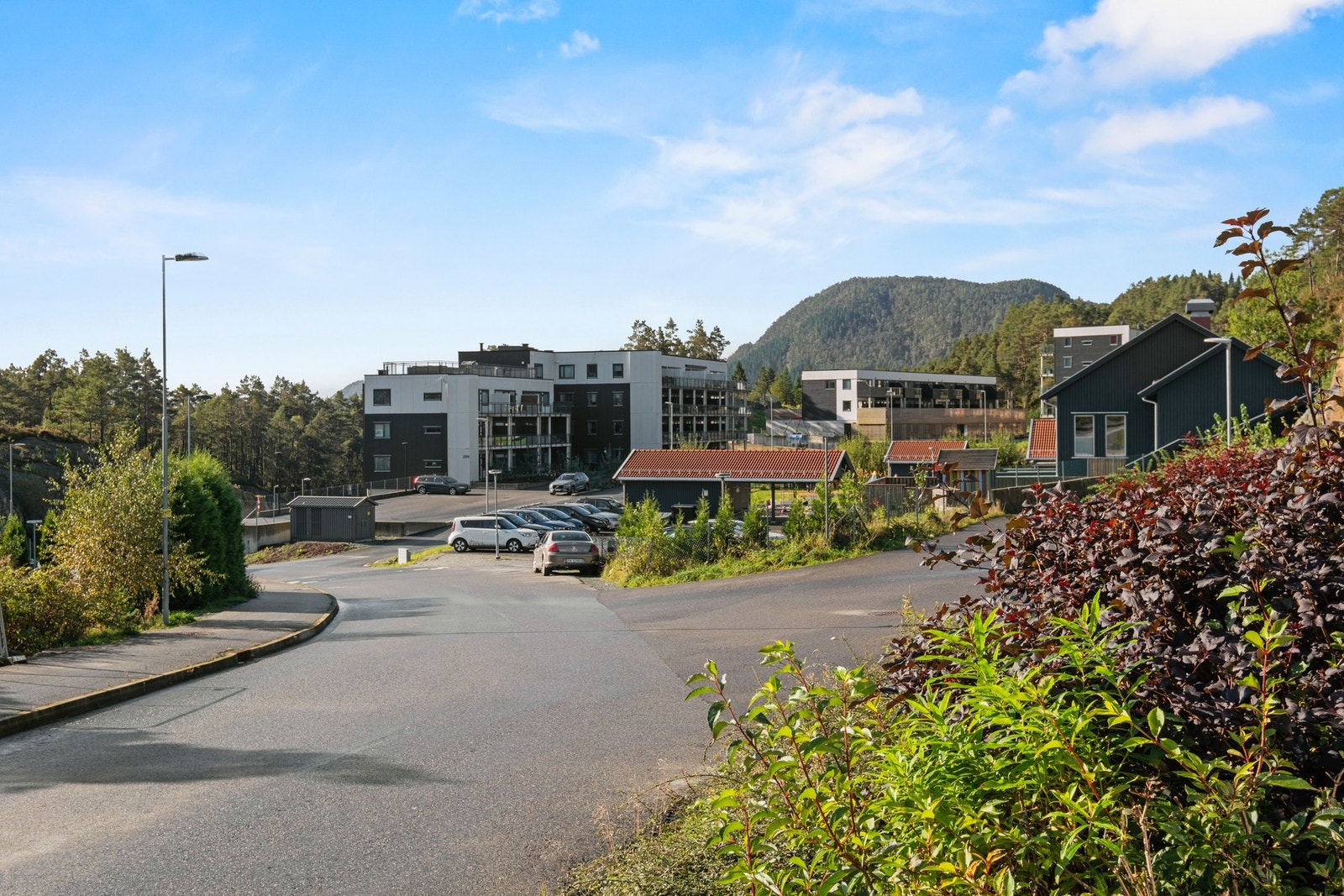 Kollektivtilbudet er også utmerket. En kort spasertur fra boligen tar deg til Hetleflåttre busstopp, hvor 610 bussen tar både mot Os men også mot Nesttun Galleribilde