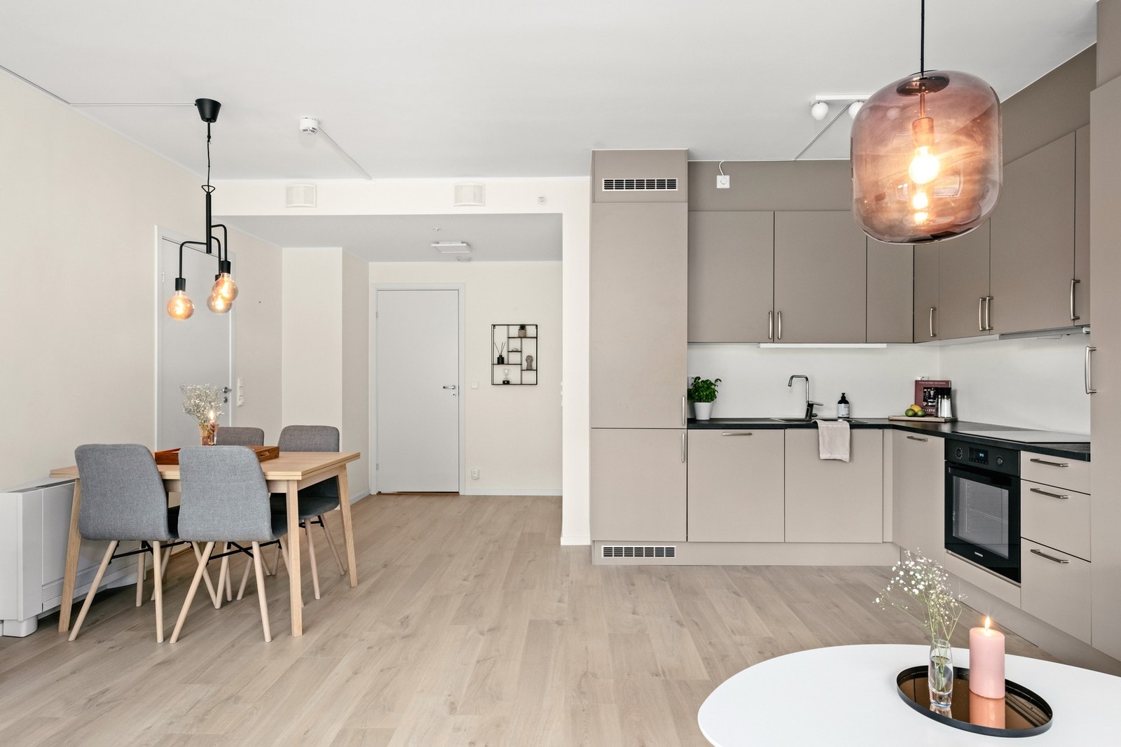 Kjøkkenet har en moderne design og smarte funksjoner som gjør det både elegant og praktisk, perfekt for matlaging og hyggelige måltider Galleribilde