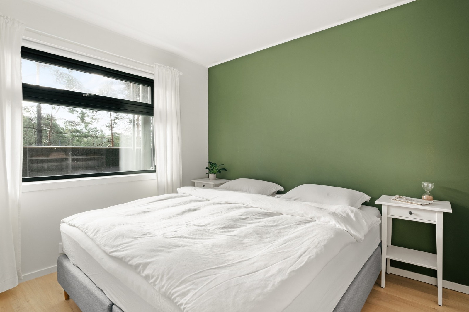 Soverom 1 er av god størrelse og kan enkelt bli innredet med ønsket møblement. Rommet er malt i tidsriktige og moderne farger, samt som det er god med lysinnslipp Galleribilde