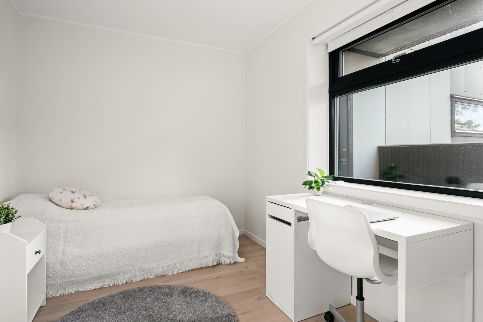 Soverom 2 passer ypperlig som hjemmekontor, gjesterom, barnerom, gamingrom eller om det er ønsket kan dette bli bli brukt som walk-in- closet Galleribilde