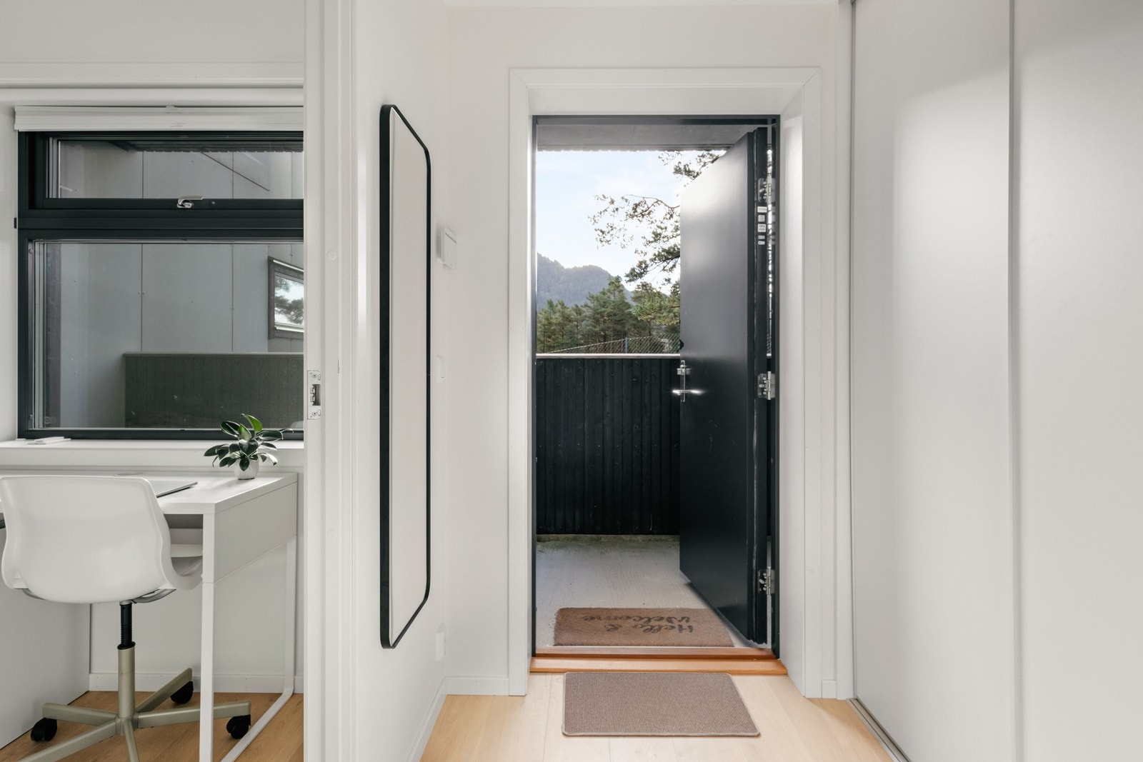 Vekommen inn! Gangen er innredet med stort skyvedørsgarderobe hvor du enkelt kan henge fra deg yttertøyet og legge fra deg skoene Galleribilde