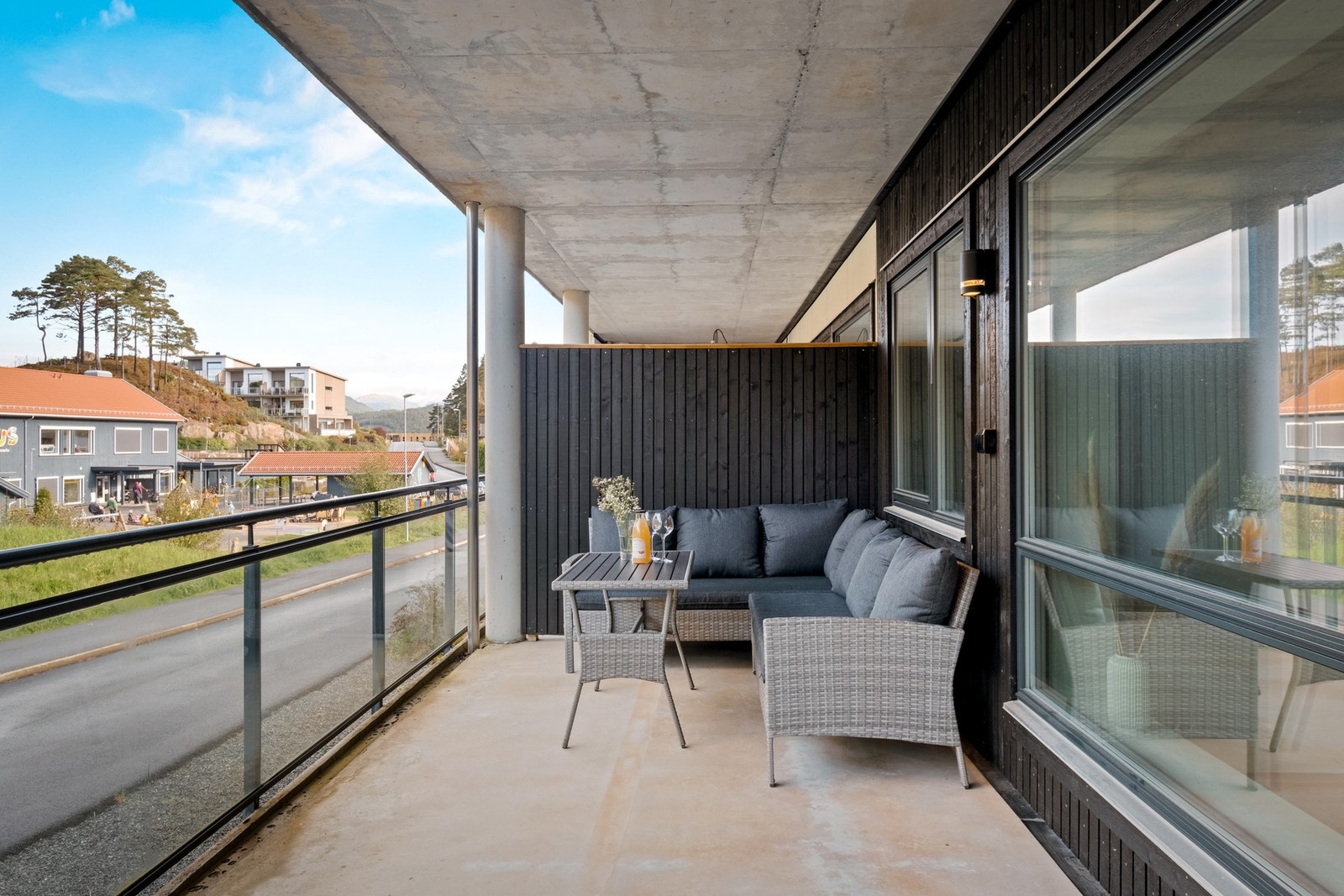 På balkongen kan du kik- starte dagen med en deilig kopp kaffe eller nyte sene kvelder med en god bok og noe godt i glasset Galleribilde