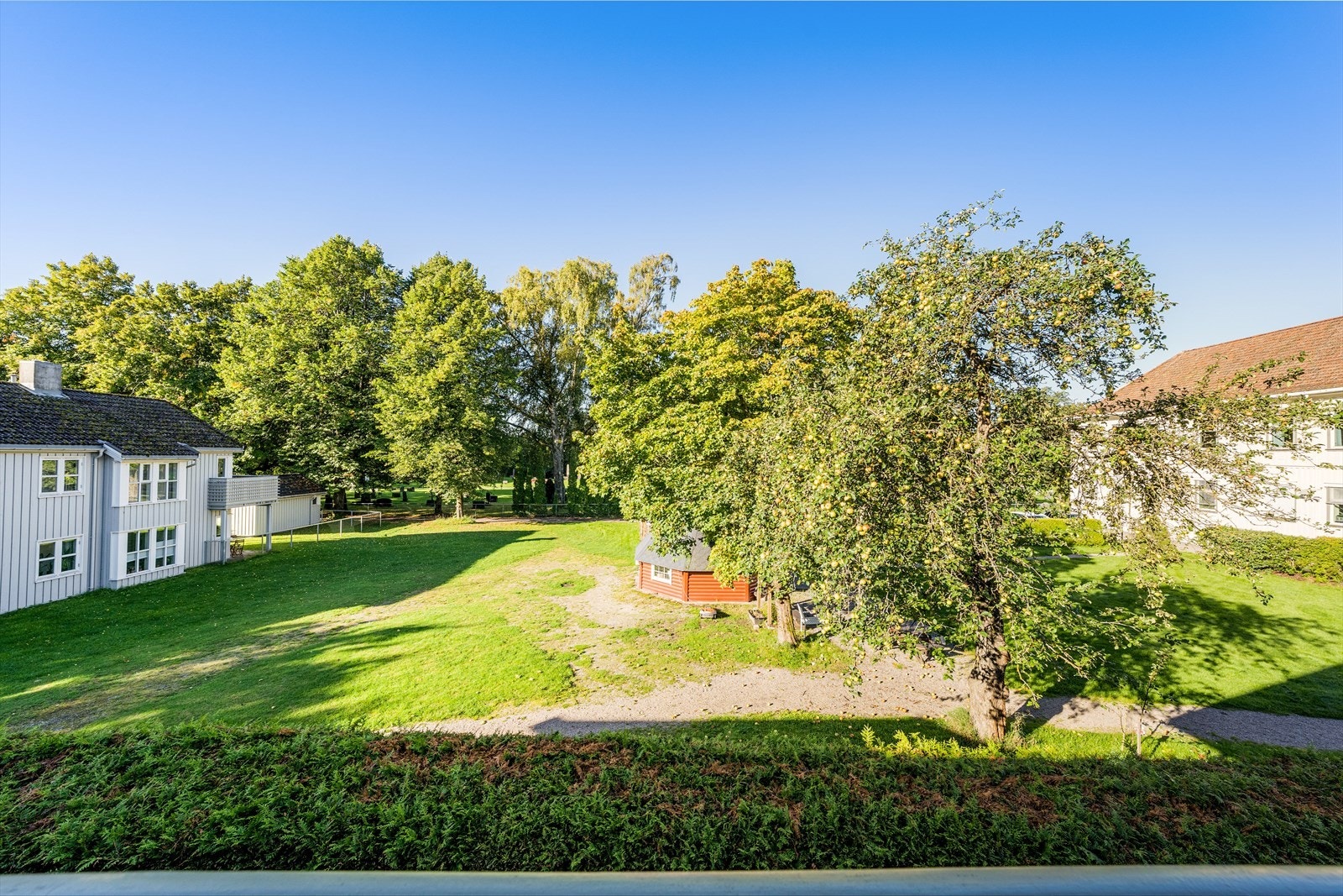 Lys og romslig seniorbolig med 2 soverom - Nydelig beliggenhet, stille og rolig, sentralt på Lie. Prisregulert bolig med tildeling ved Skien kommune. Galleribilde