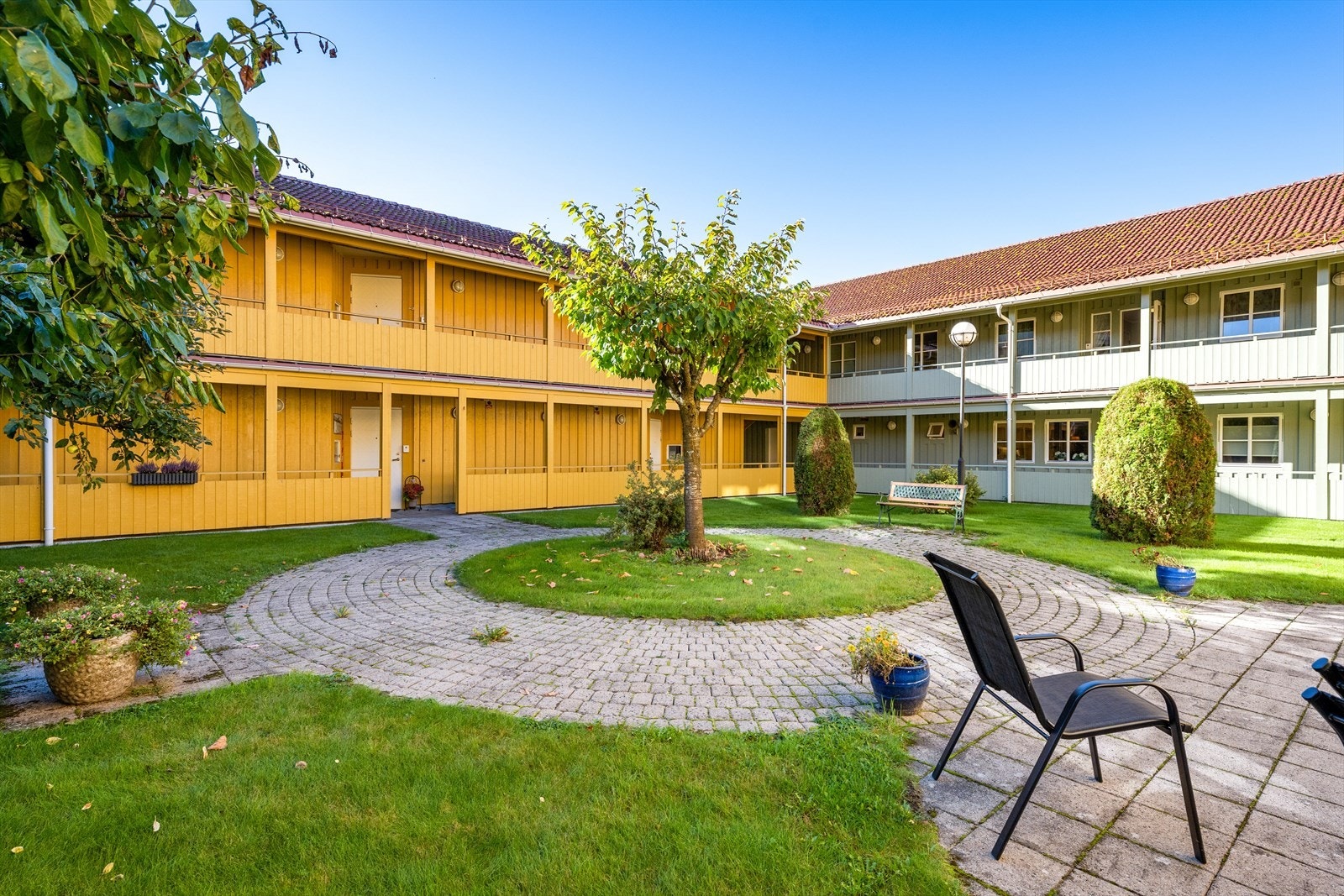 Sportsplassen borettslag ligger sentralt på Lie. Borettslaget har et trivelig bomiljø med hyggelig samlingsplass i atrium, med pent opparbeidet hageanlegg. Galleribilde