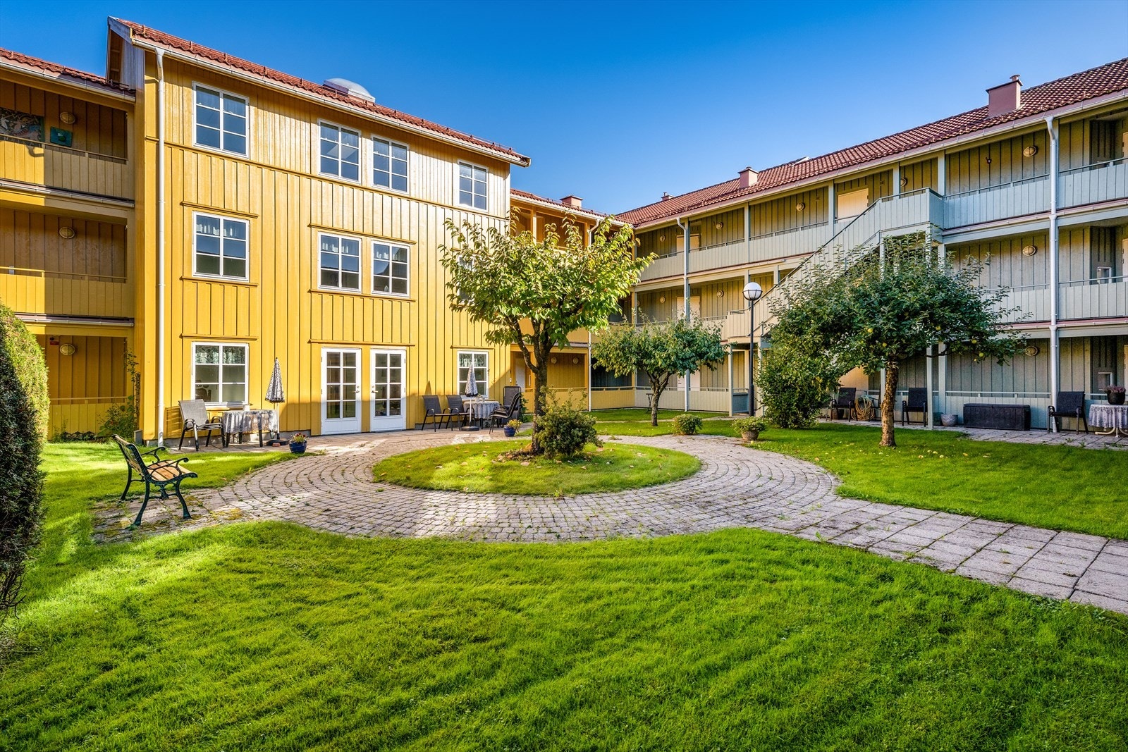 Leiligheten ligger vestvendt og fint til i 2. etasje i hyggelige Sportsplassen Borettslag på Lie i Skien sentrum. Enkel adkomst via felles inngangsparti med trapp og heis til etasjene. Velkommen til Frederik Stangs gate 11! Galleribilde