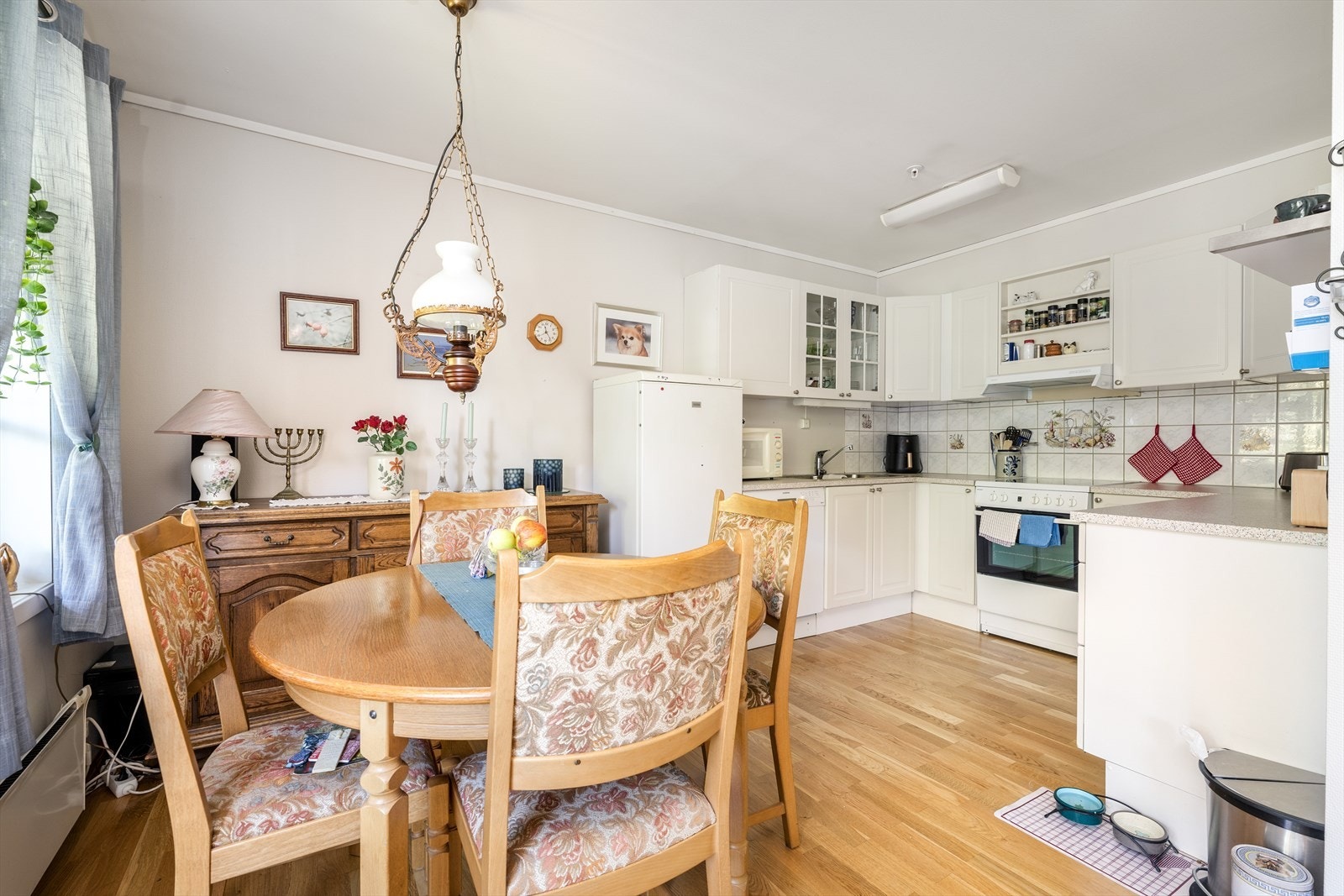 Det er delvis åpen løsning til kjøkken med god skap og benkeplass. Galleribilde