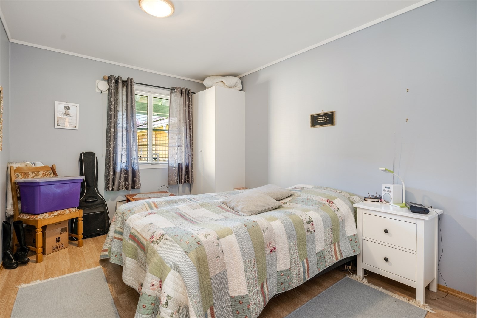 Leiligheten har 2 gode soverom som begge har montert garderobeskap for klesbeholdningen. Galleribilde