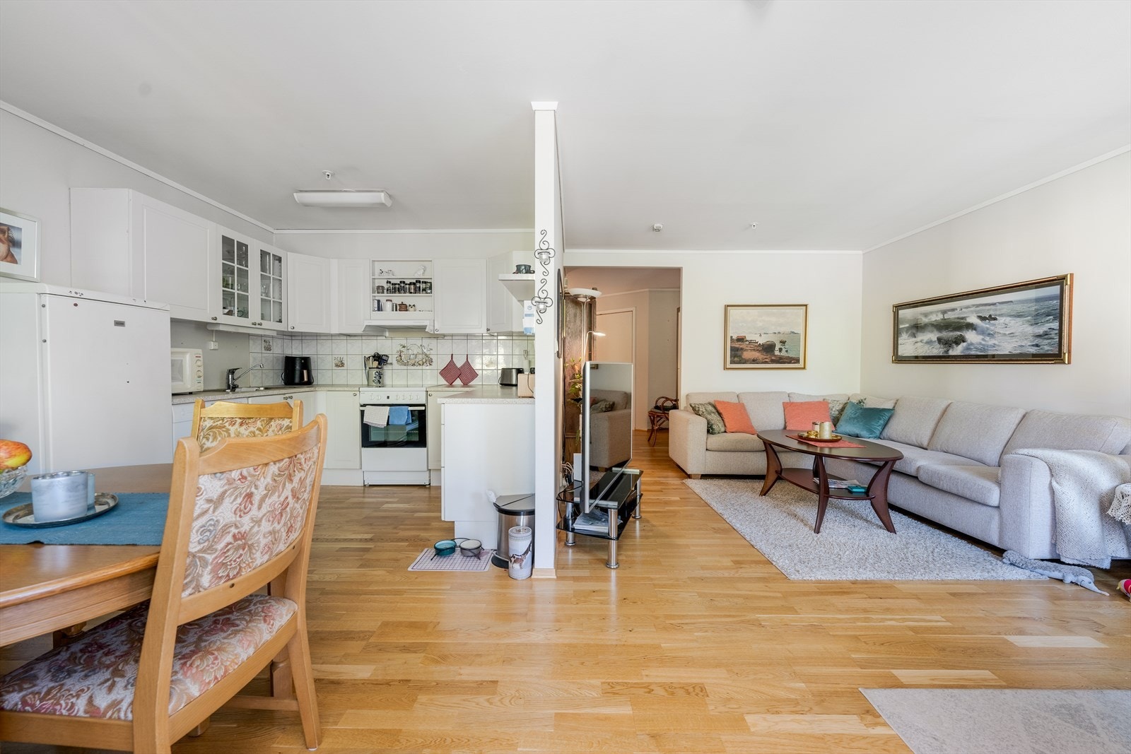 Stue/kjøkken har parkett på gulv, malte plater på vegger og malte plater i tak. Galleribilde