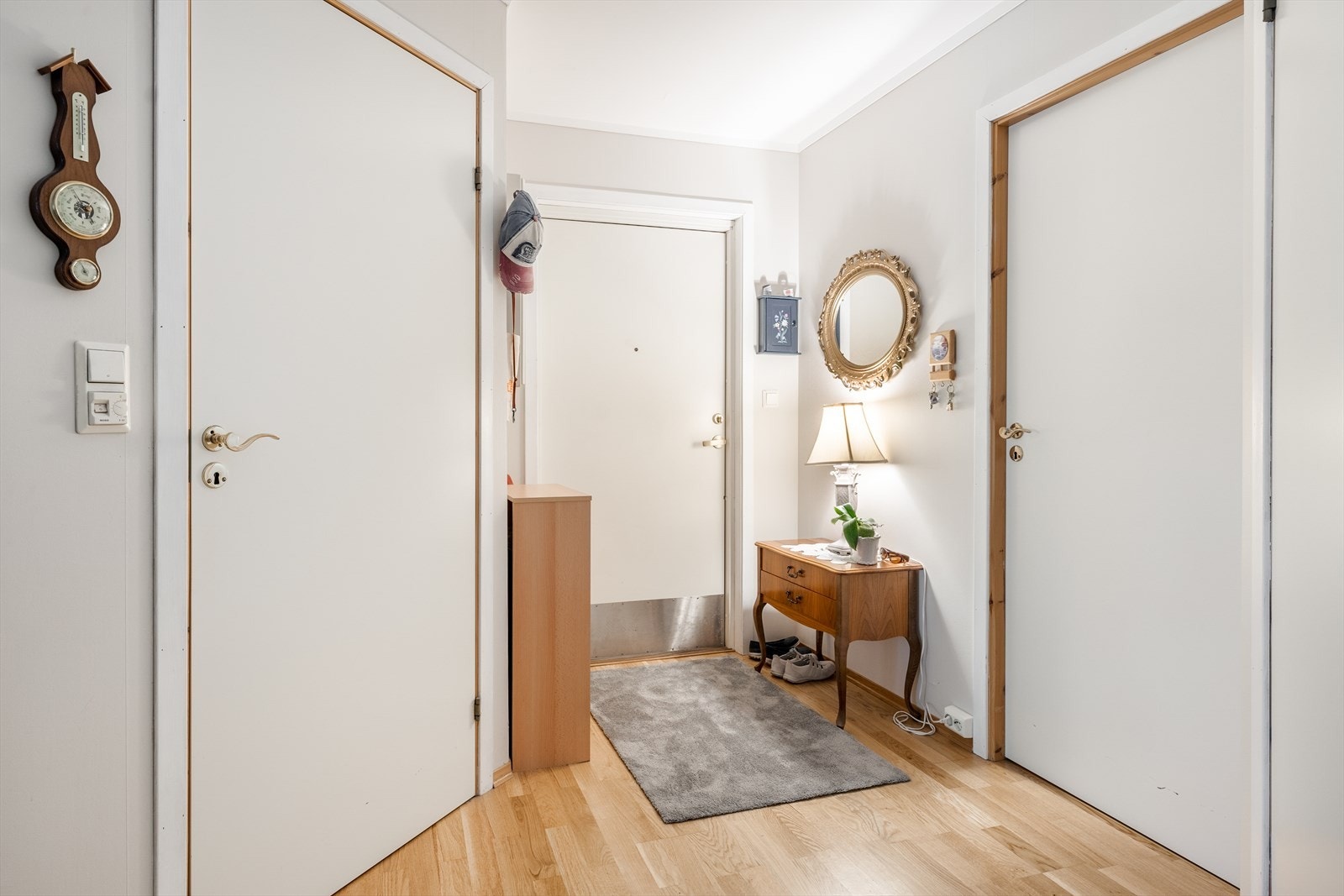 Romslig gang som ønsker velkommen inn i boligen, hvor det er god plass til sko og yttertøy. Galleribilde