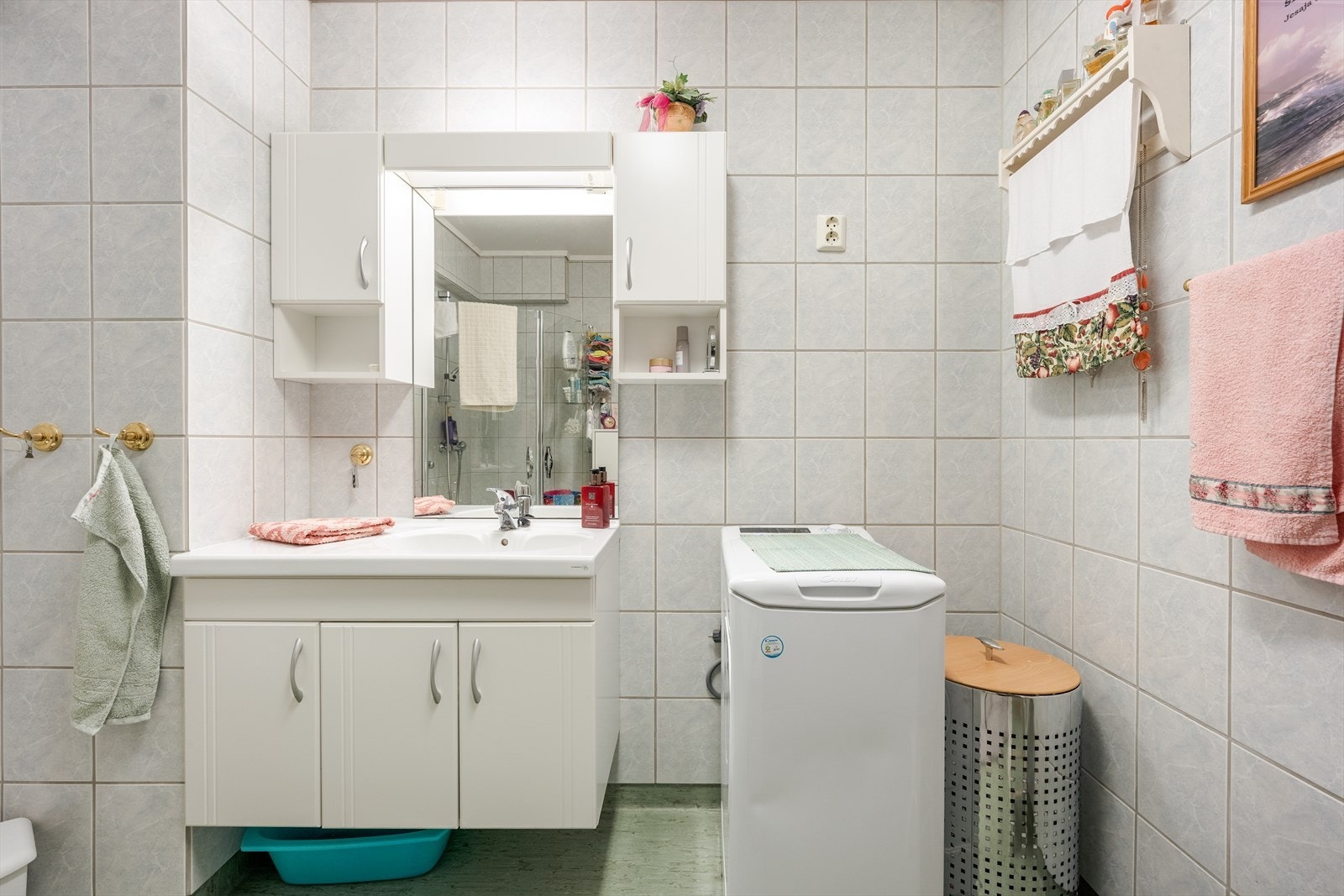 Badet er innredet med toalett, dusjnisje med vegger i herdet glass og servantinnredning med underskap, overskap, speil og lys. Galleribilde