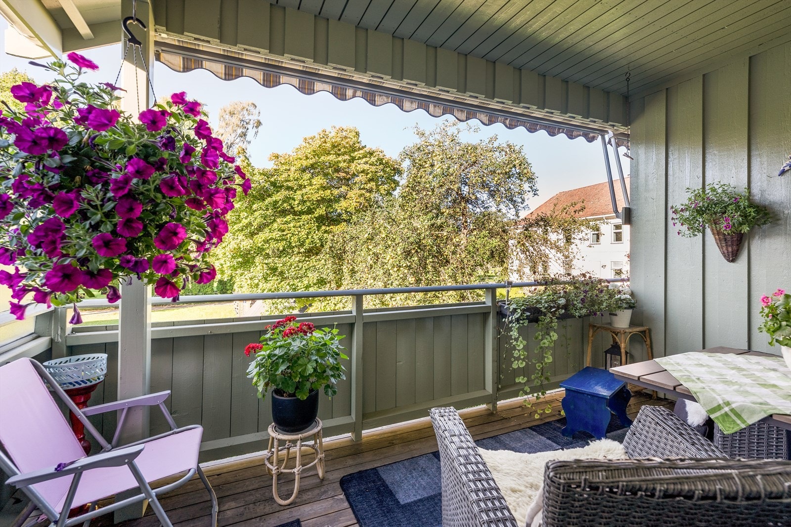 Fra stuen er det utgang til en vestvendt balkong med fin plass til utemøbler. Det er montert markise for solskjerming. Galleribilde