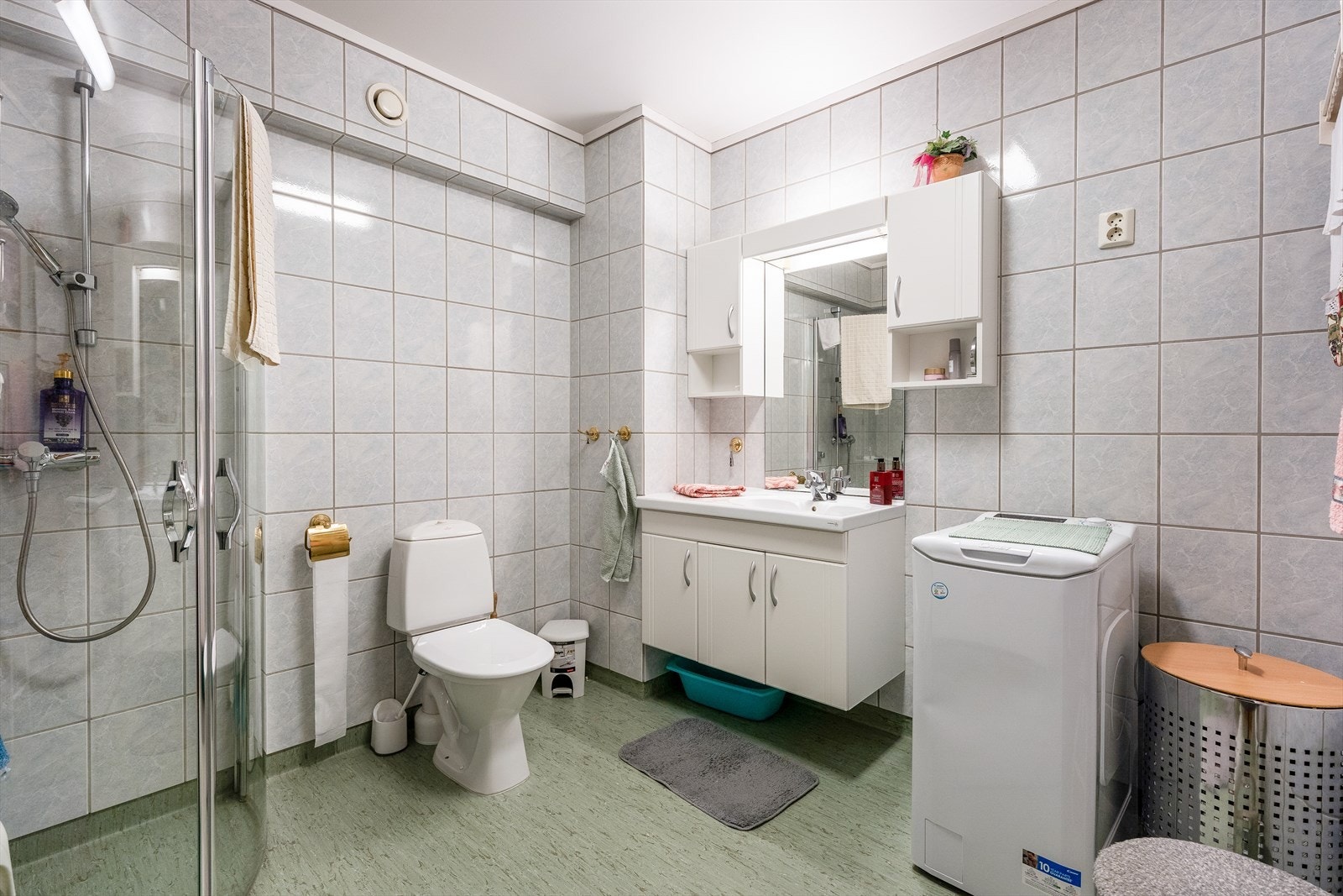 Romslig bad med opplegg til vaskemaskin. Galleribilde