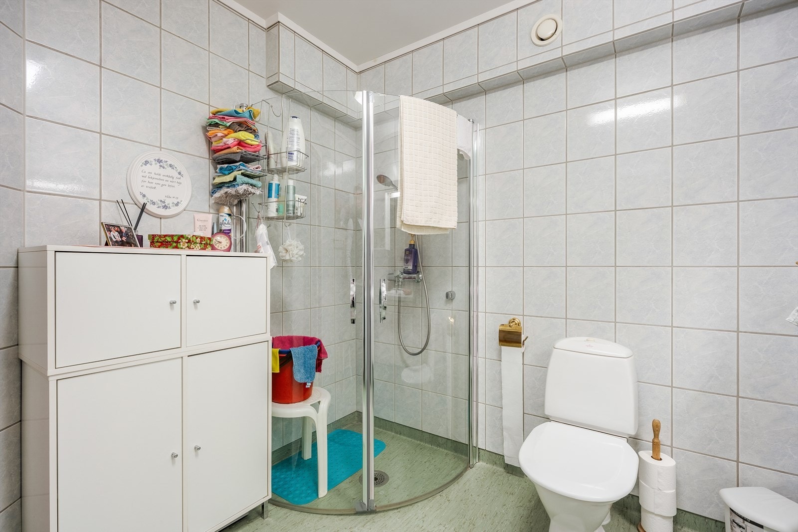 Her er det vinylbelegg med varmekabler på gulv, flis på vegger og malte plater i tak. Galleribilde